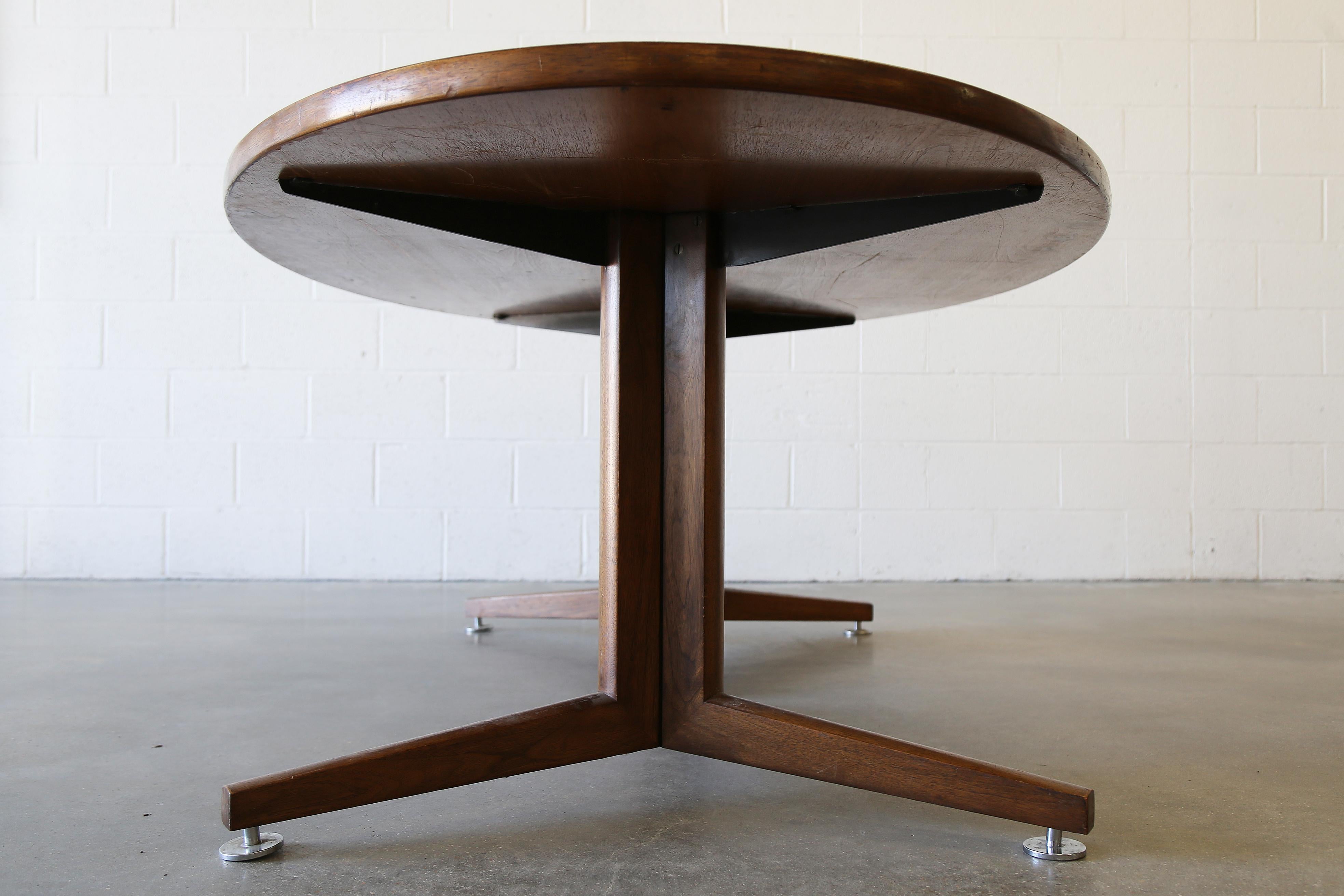 Mid-Century moderno Edward Wormley per Dunbar Tavolo da pranzo con piedistallo in noce da 90 pollici in vendita