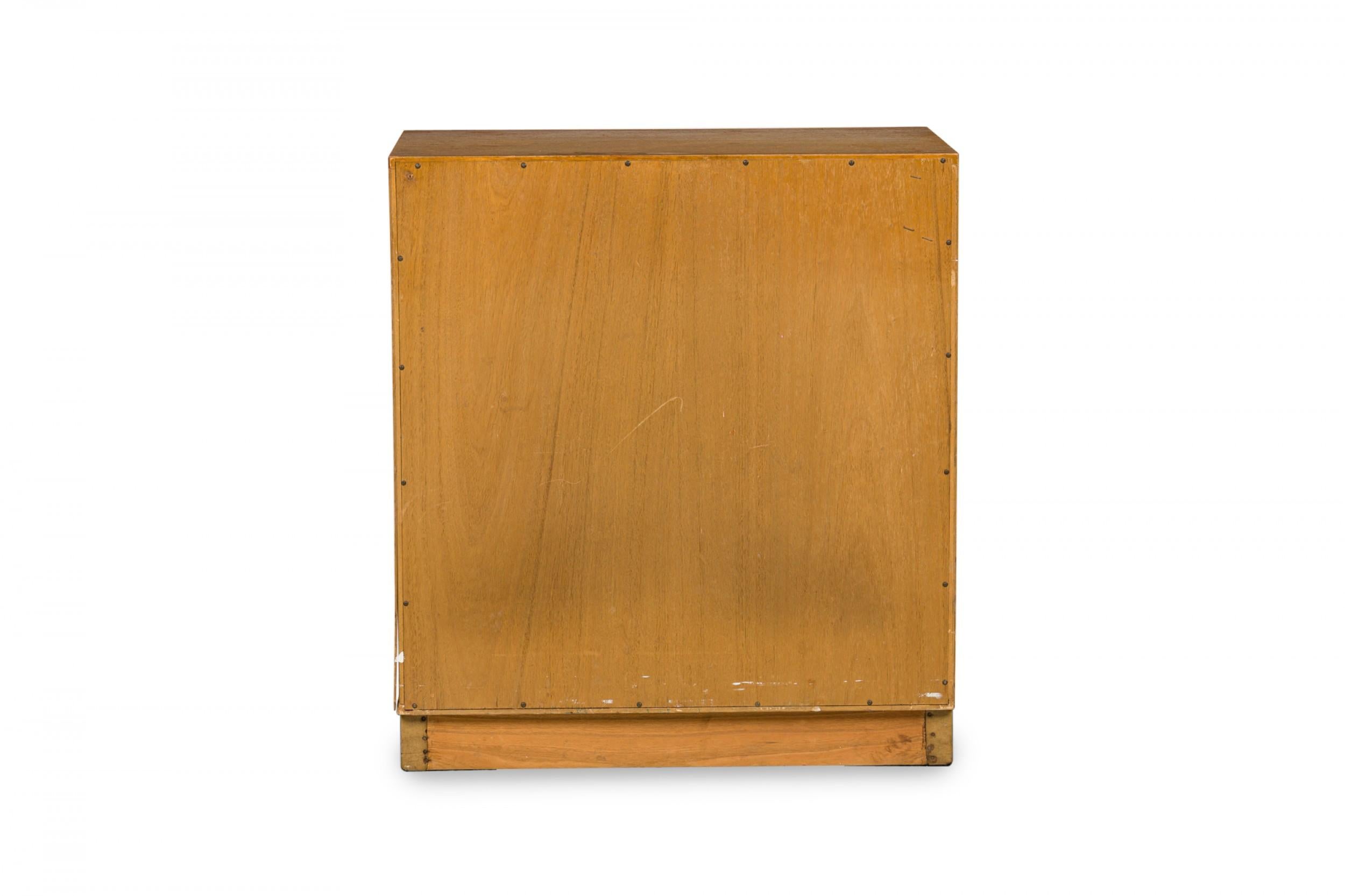 Edward Wormley für Dunbar Amerikanische Holzkommode mit 5 Schubladen, Mid-Century New World im Zustand „Gut“ im Angebot in New York, NY