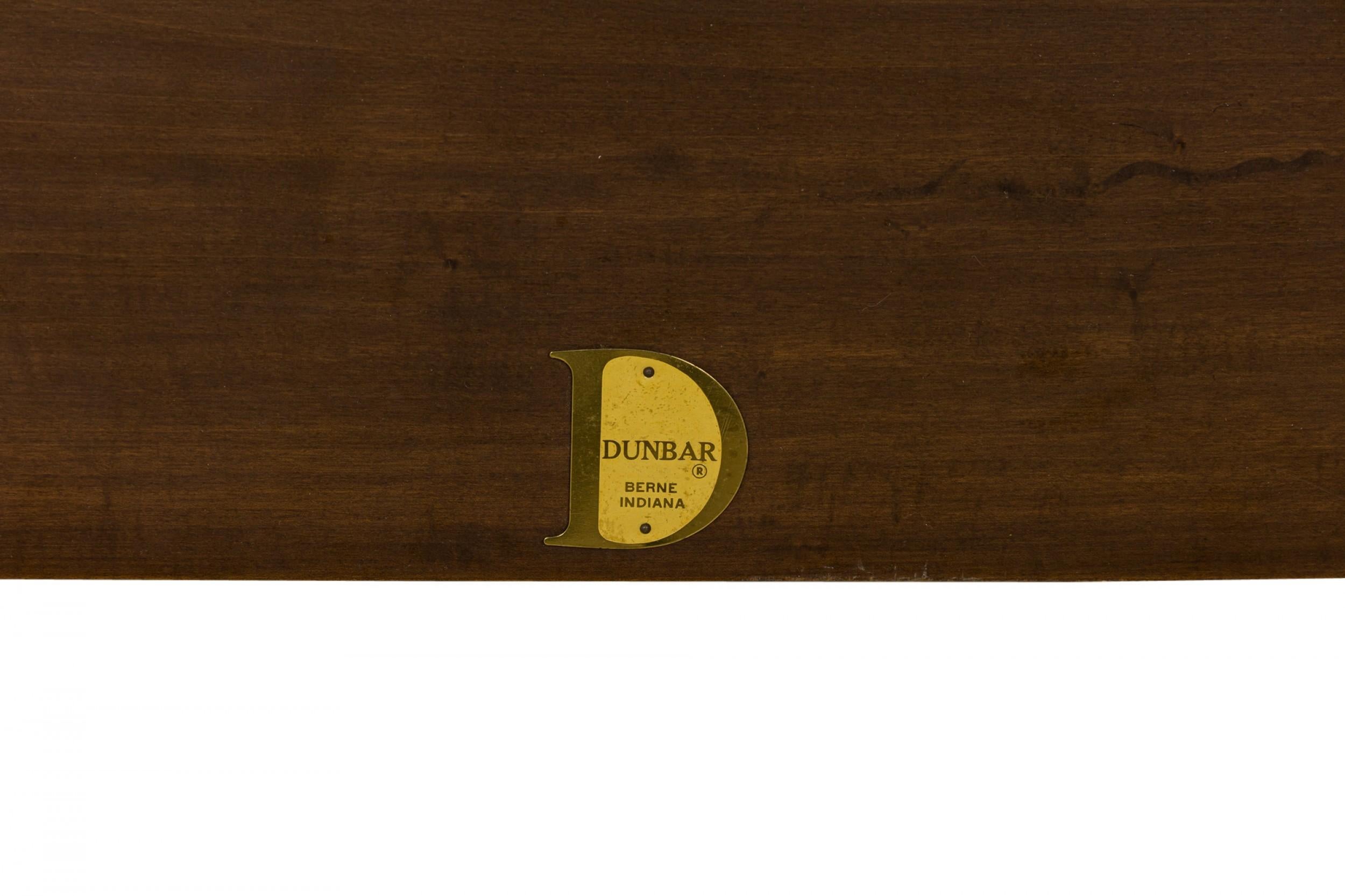 Edward Wormley für Dunbar Amerikanischer gepolsterter Mid-Century-Sessel mit gefaltetem Daunen  (Holz) im Angebot