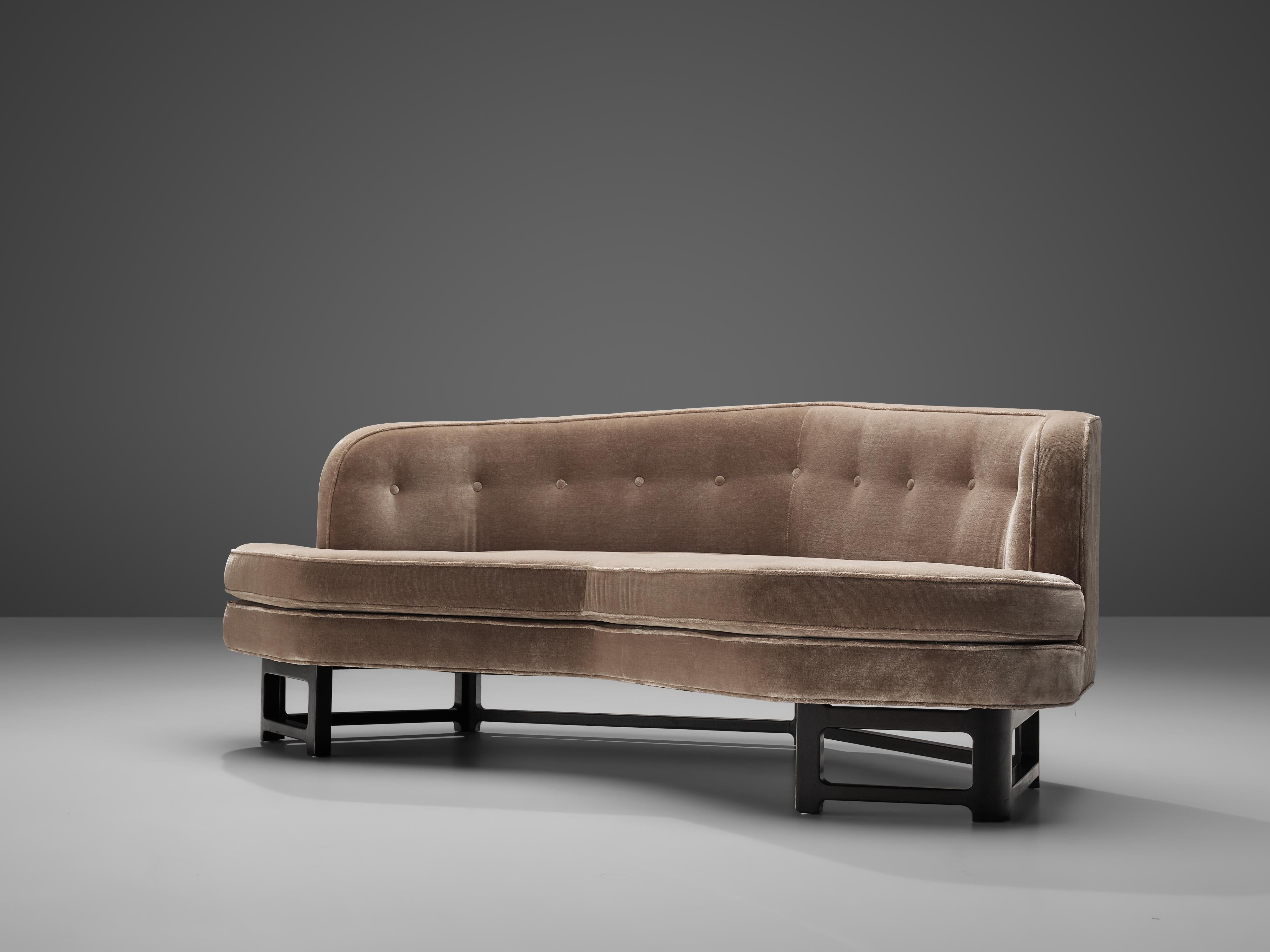 Edward Wormley for Dunbar, 'Janus' sofa, taupe velvet upholstery, mahogany, United States, 1960s

Wide angled 'Janus' sofa by Edward Wormley. This sofa has a modern shape and sinuous lines which create a comfortable and appealing look. The open