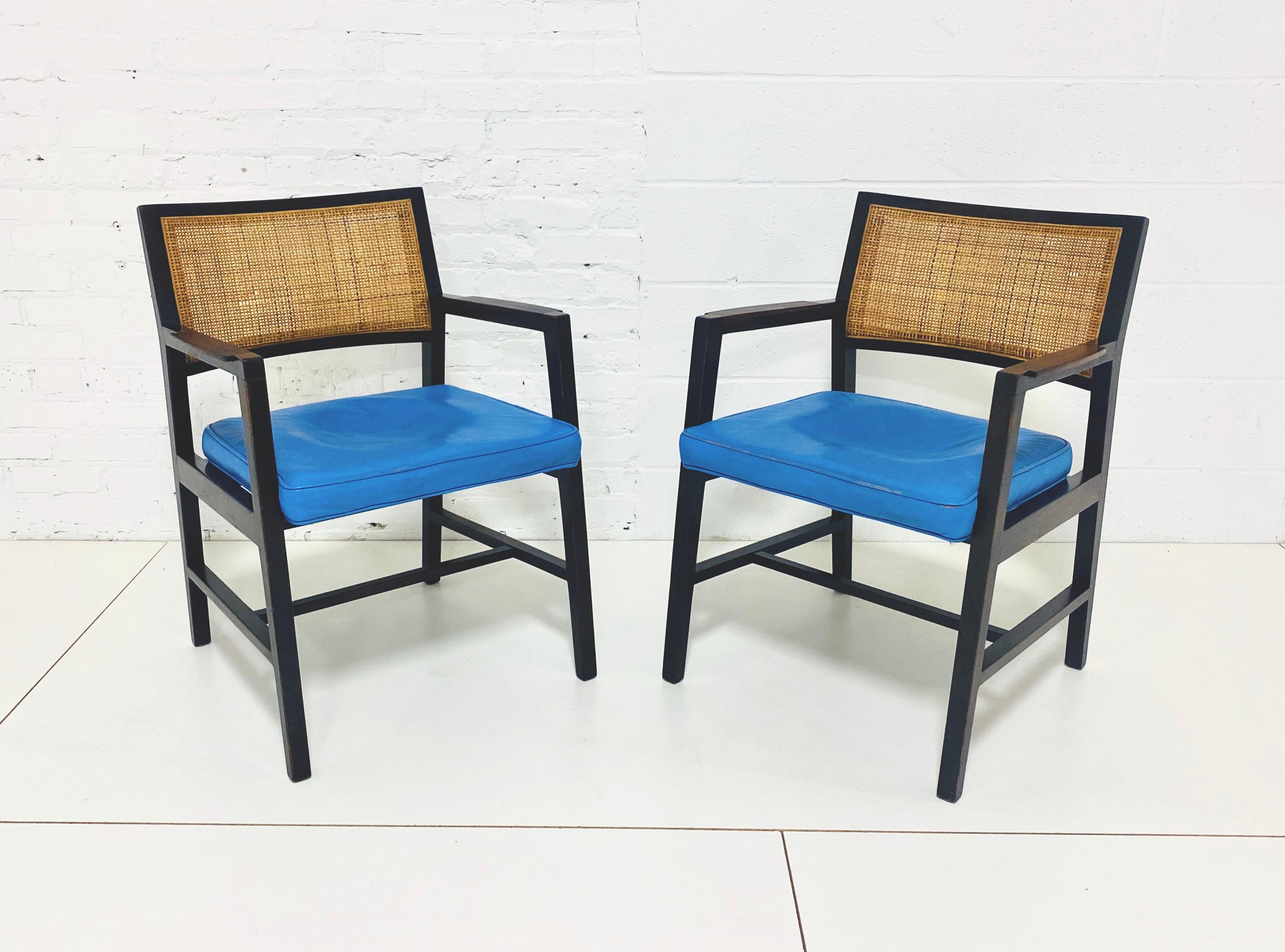 Paar Sessel in original blauem Leder mit Palisander Armlehnen Rohrrücken.
