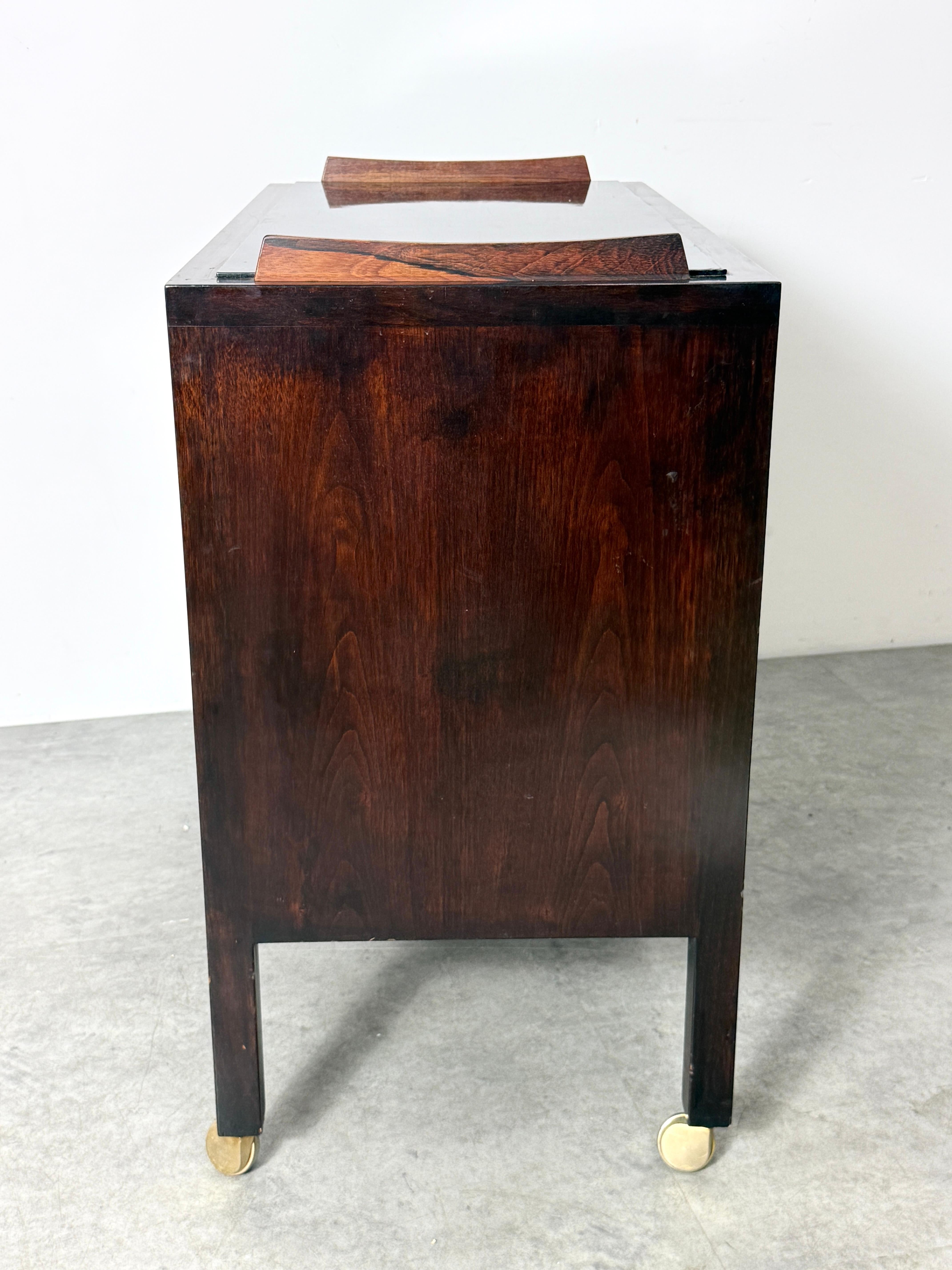 Edward Wormley for Dunbar Bar Cart Server Cabinet, noyer, palissandre et laiton années 1950 en vente 3