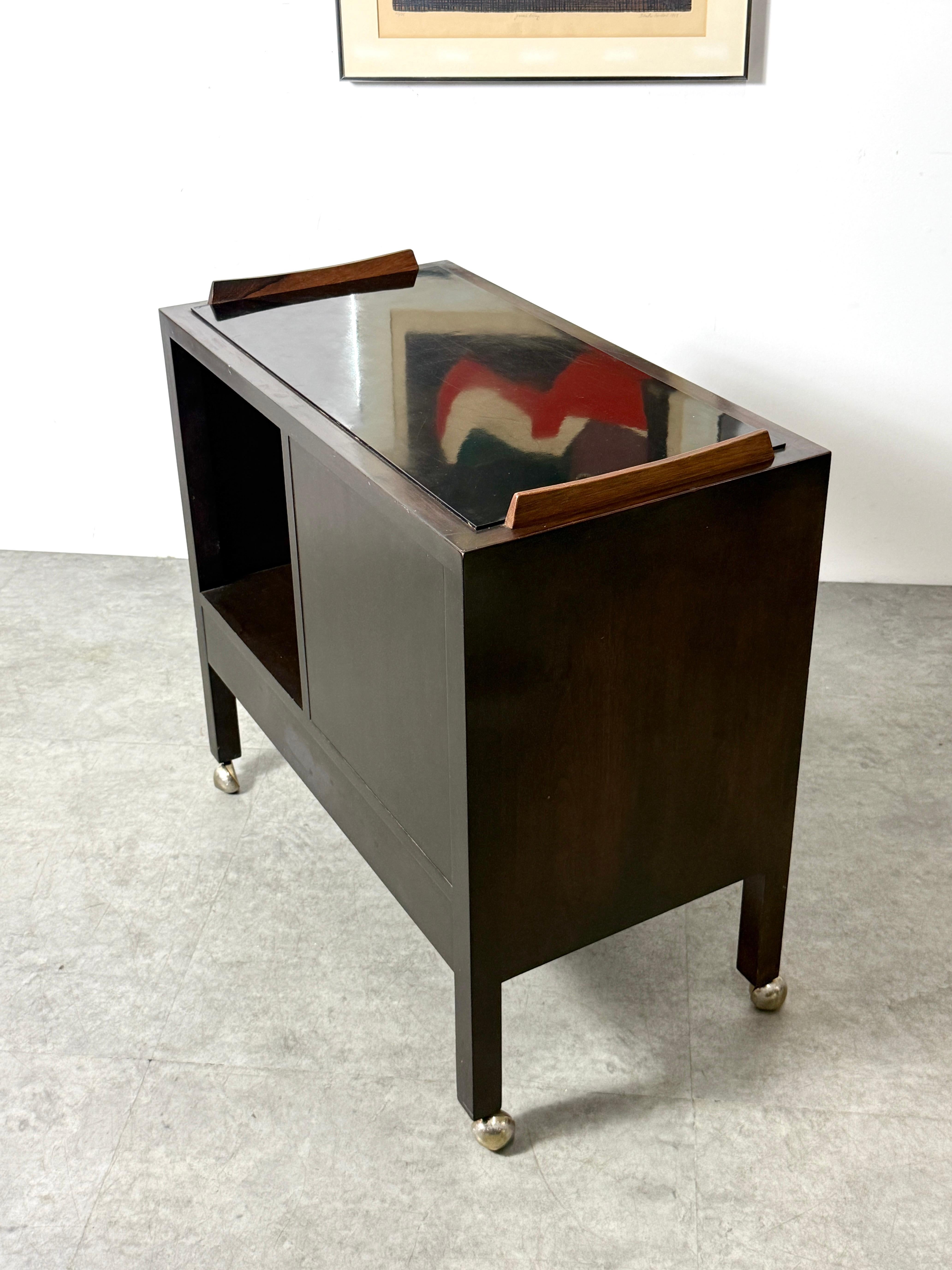 Edward Wormley for Dunbar Bar Cart Server Cabinet, noyer, palissandre et laiton années 1950 en vente 4