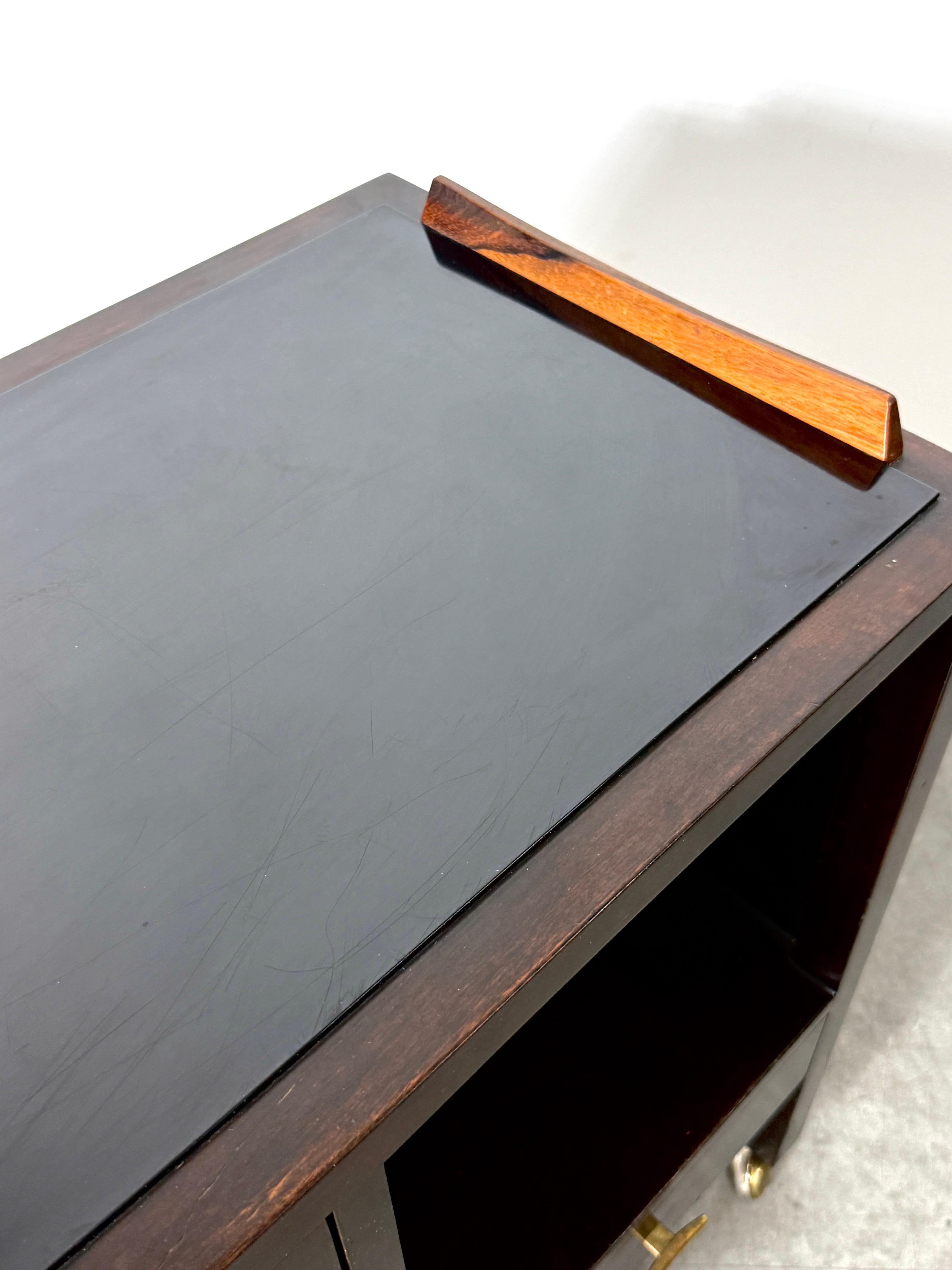 Edward Wormley for Dunbar Bar Cart Server Cabinet, noyer, palissandre et laiton années 1950 en vente 5