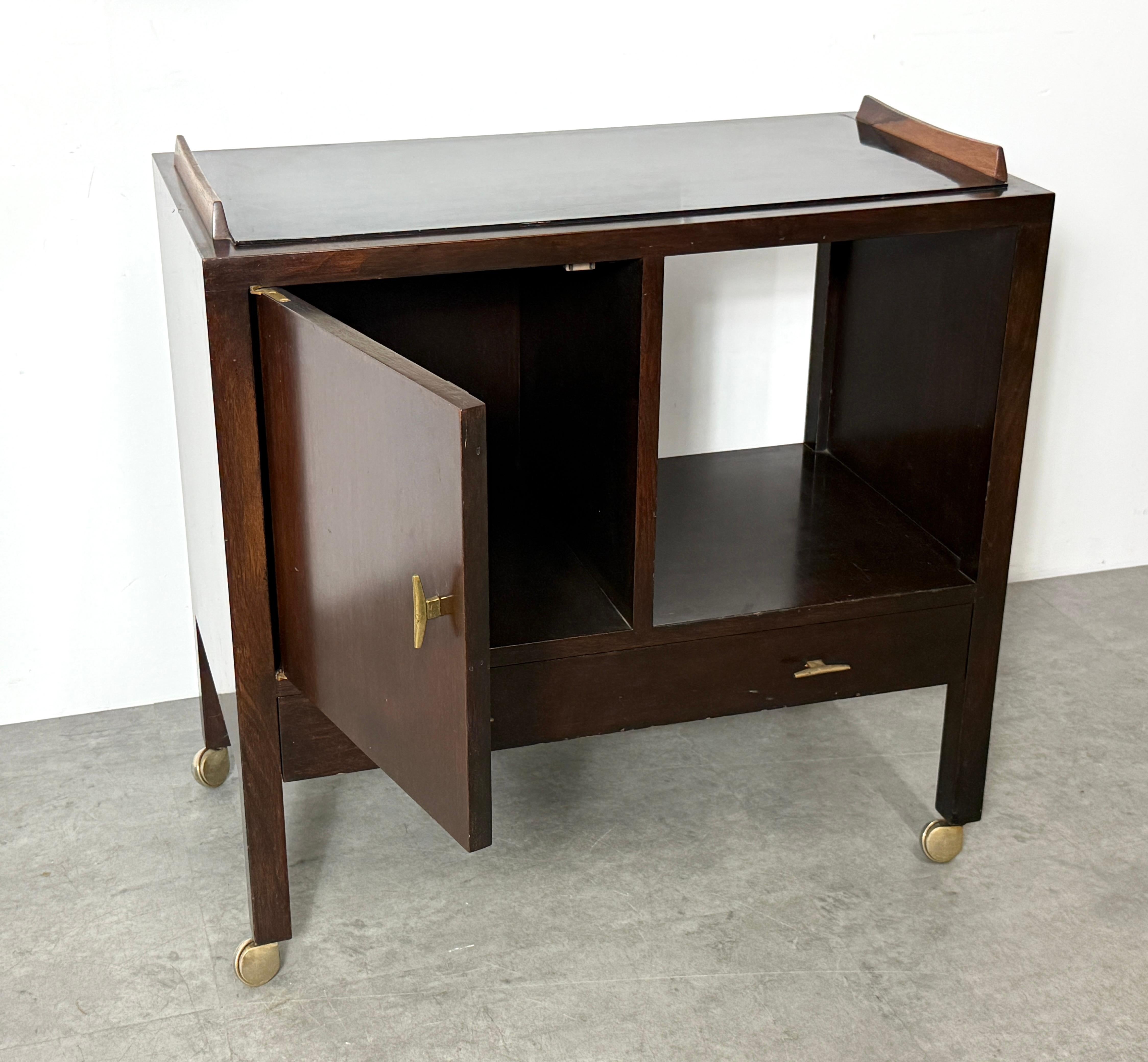 Edward Wormley for Dunbar Bar Cart Server Cabinet, noyer, palissandre et laiton années 1950 Bon état - En vente à Troy, MI