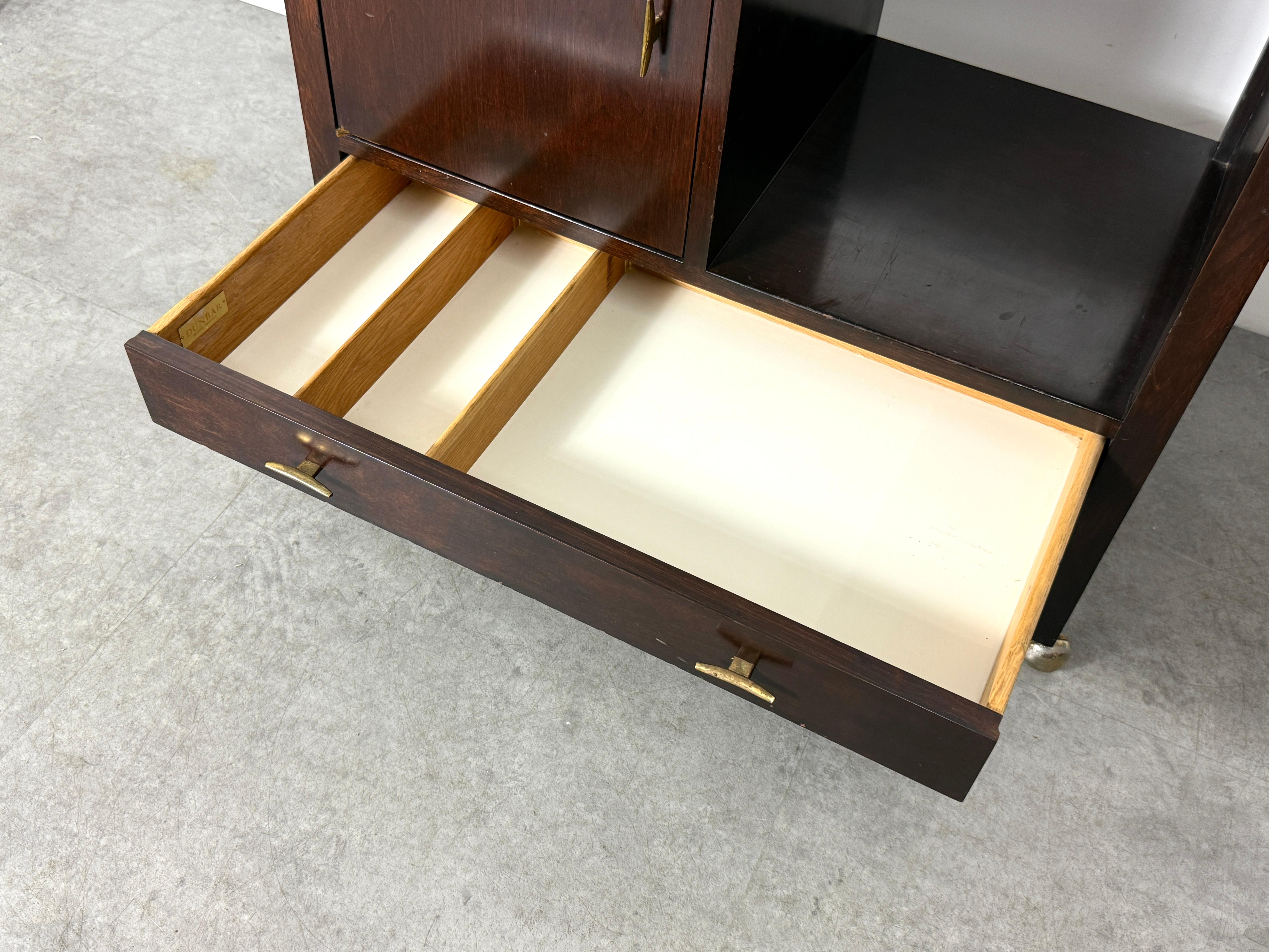 Milieu du XXe siècle Edward Wormley for Dunbar Bar Cart Server Cabinet, noyer, palissandre et laiton années 1950 en vente