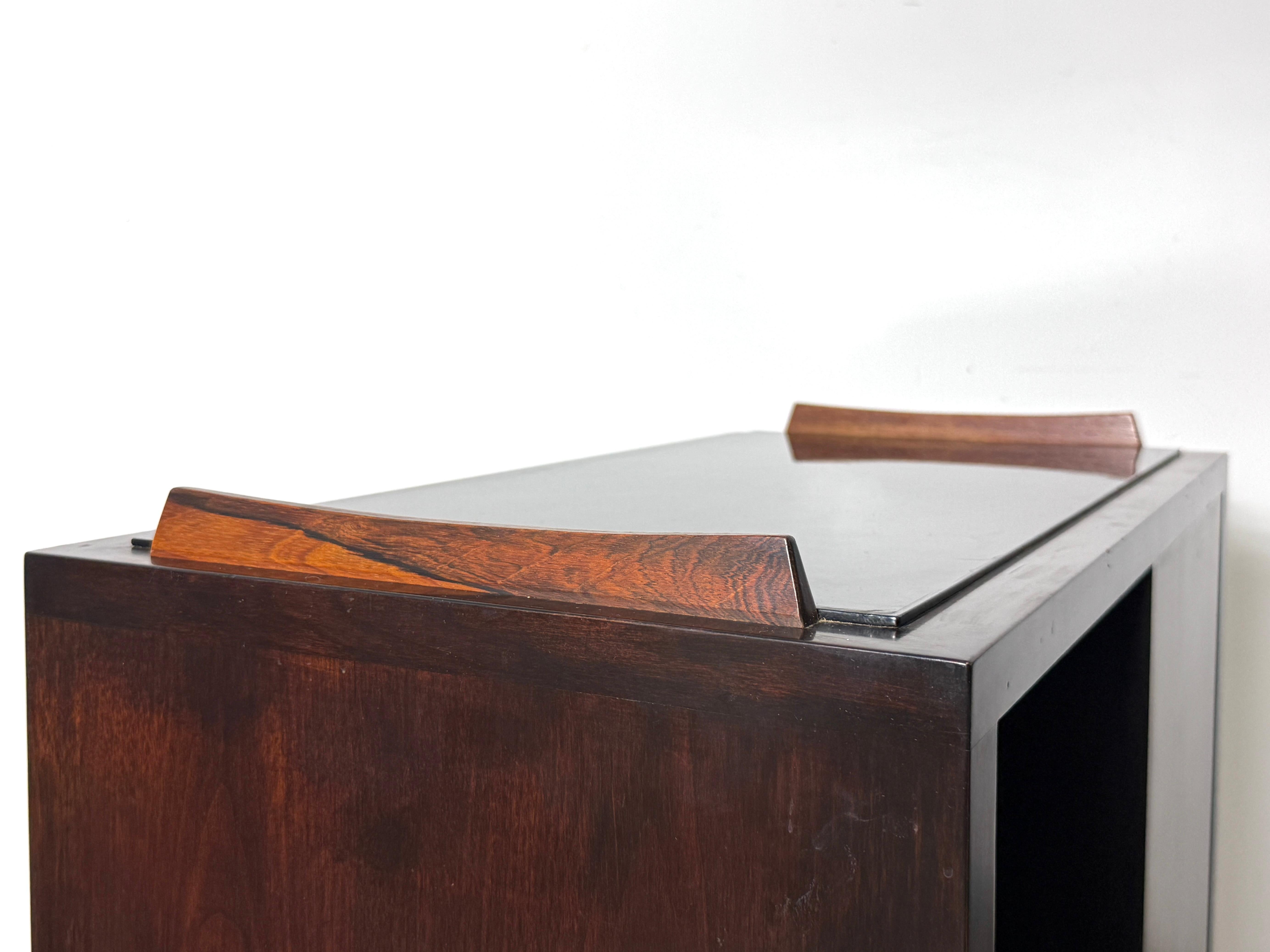 Laiton Edward Wormley for Dunbar Bar Cart Server Cabinet, noyer, palissandre et laiton années 1950 en vente