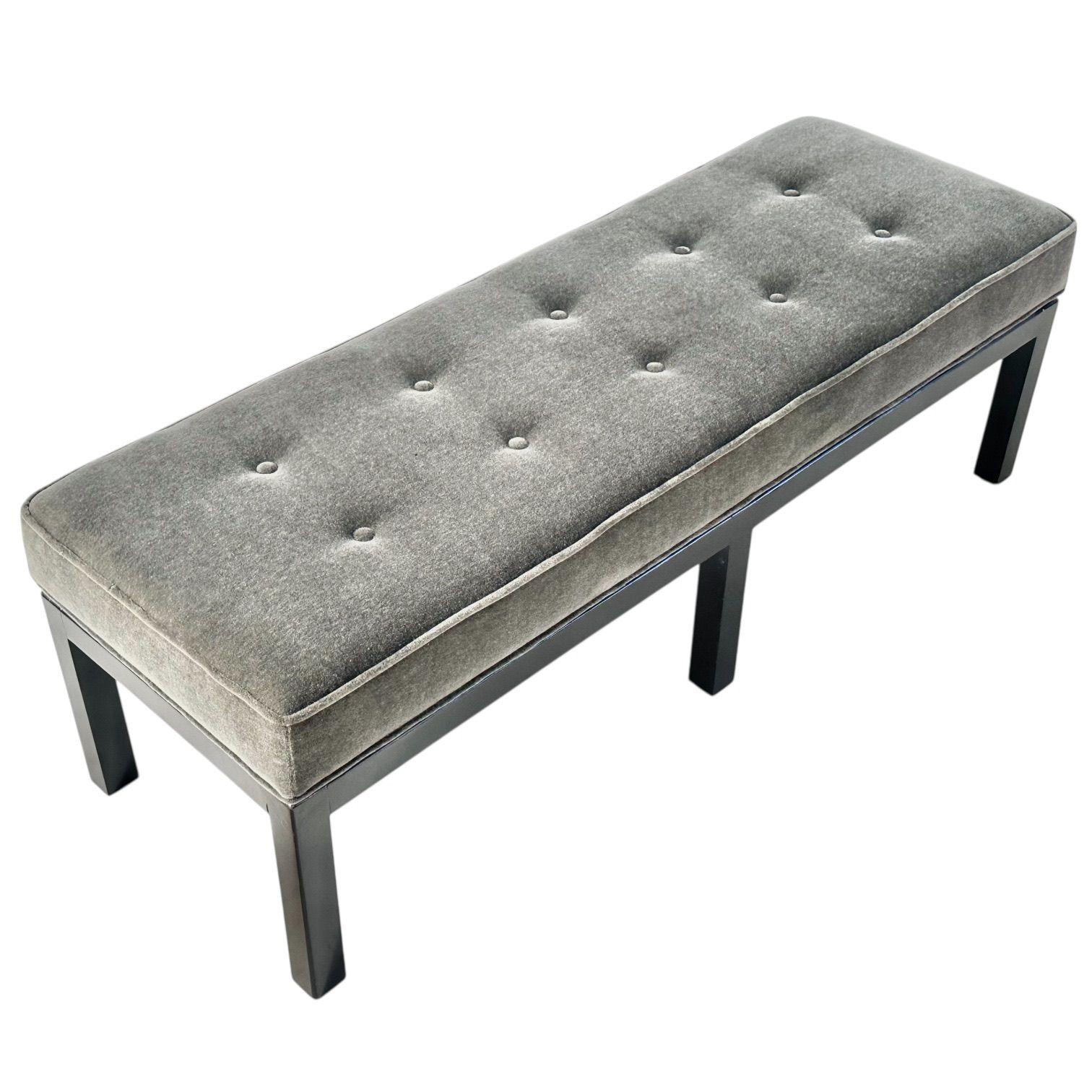 Edward Wormley für Dunbar Bench, 1960. Restauriert und neu gepolstert mit grauem Mohair.
Maße: 18