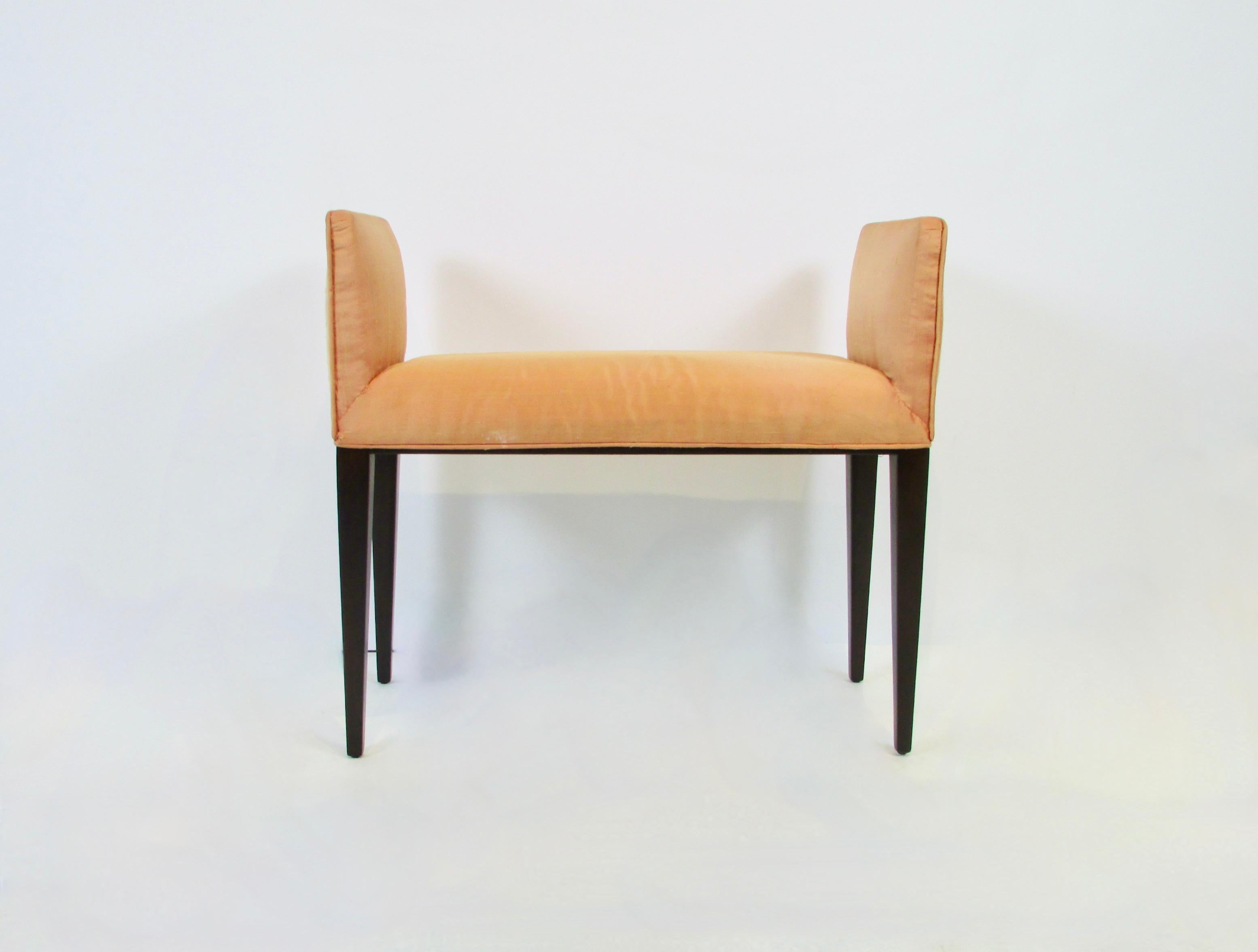Entwurf von Edward Wormley für Dunbar-Möbel aus Berne, Indiana. Elegante, rechteckige Bank auf hohen, sich verjüngenden Beinen mit hohen Seiten. Ich biete die Bank in einem soliden und stabilen Zustand wie vorgefunden an. So kann der Kunde den Bezug