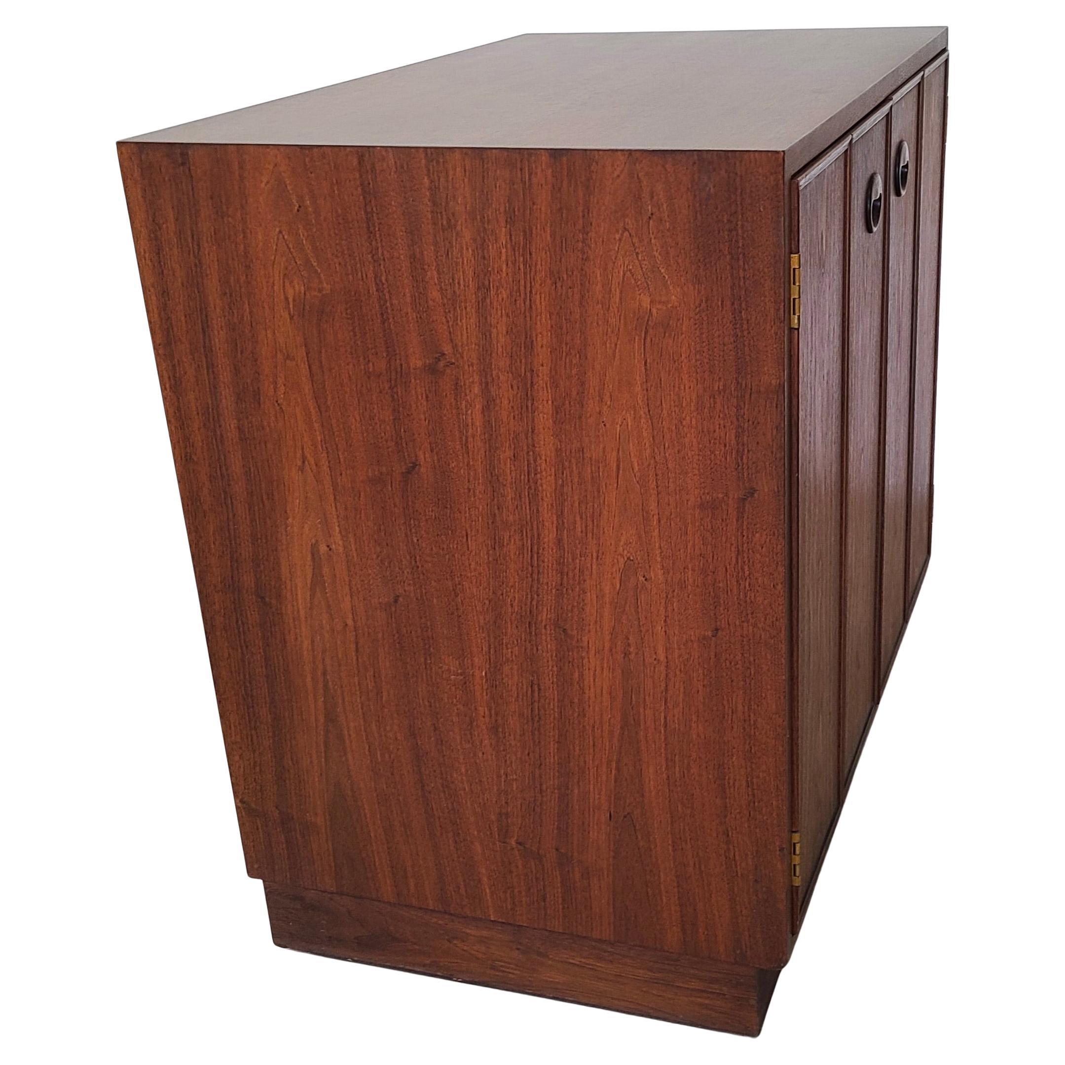 Edward Wormley for Dunbar Bi-fold Cabinet #815 in Walnut For Sale 4