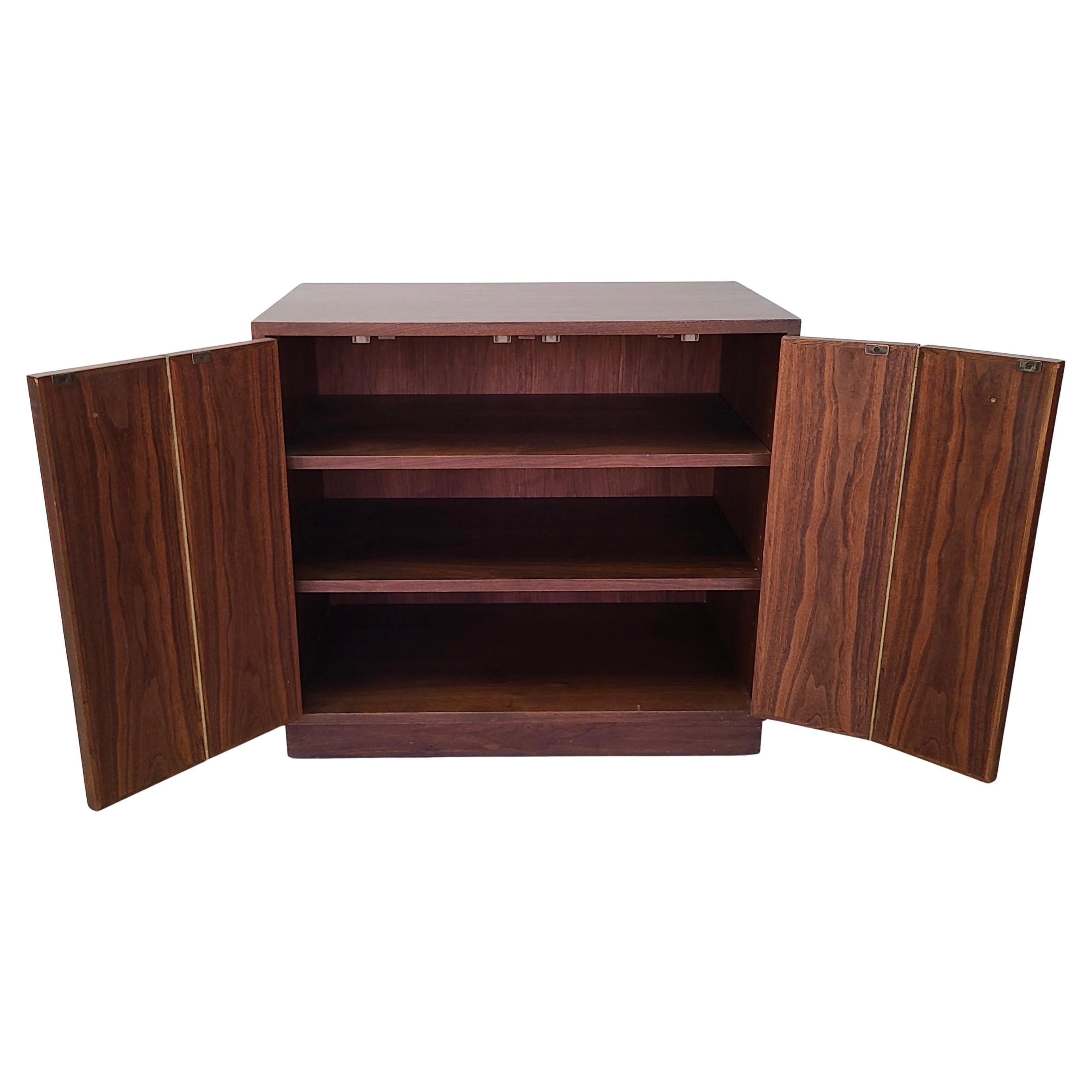 Edward Wormley for Dunbar Bi-fold Cabinet #815 in Walnut In Good Condition For Sale In Fraser, MI