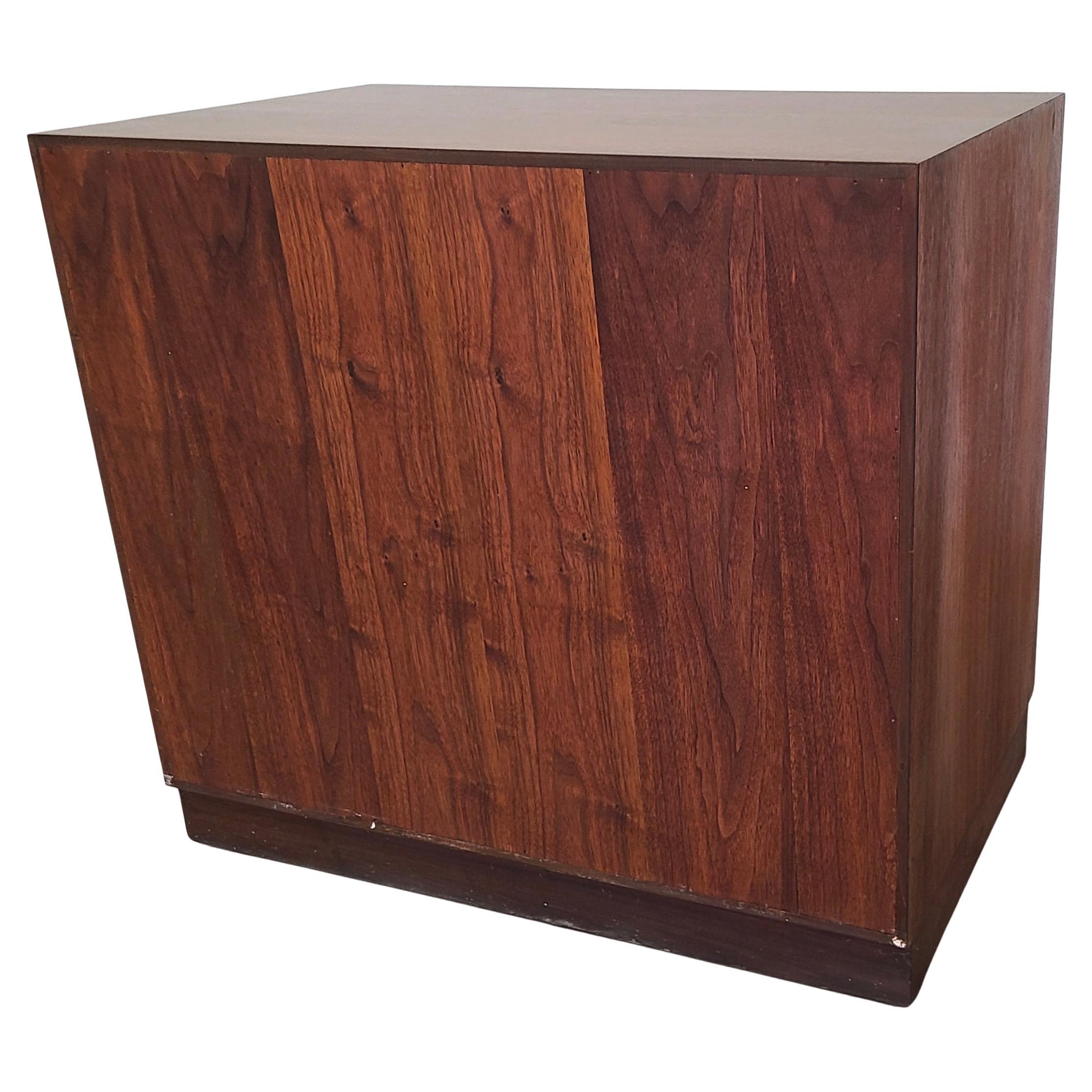 Edward Wormley for Dunbar Bi-fold Cabinet #815 in Walnut For Sale 1