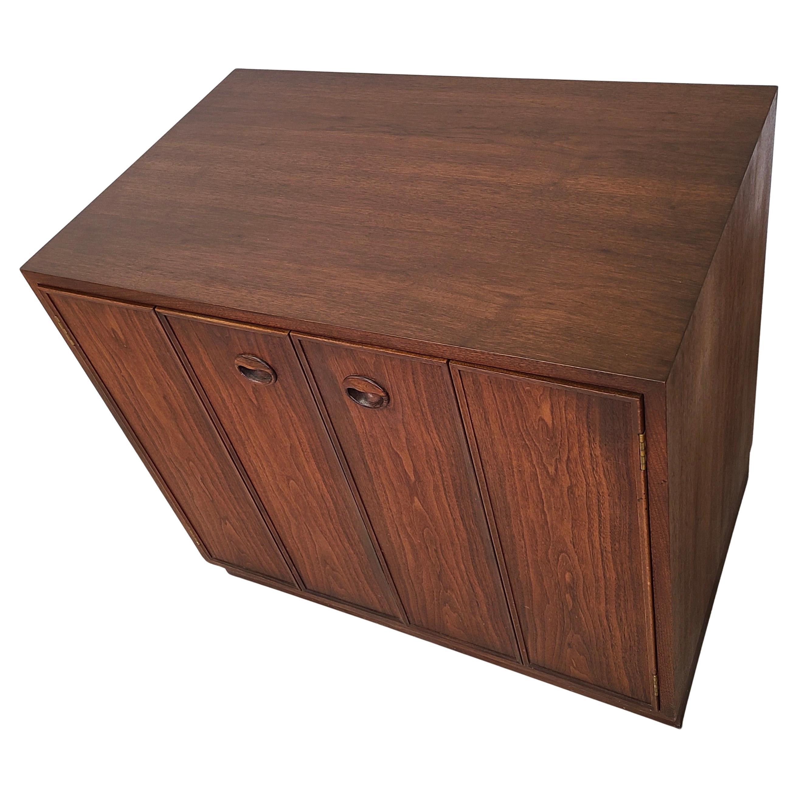 Edward Wormley for Dunbar Bi-fold Cabinet #815 in Walnut For Sale 2