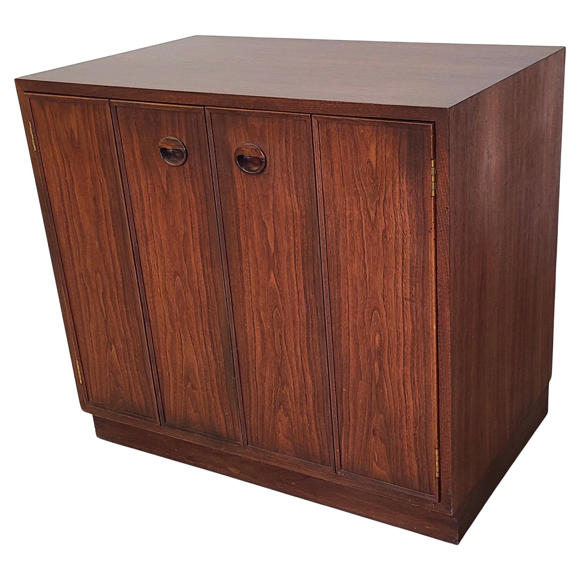 Edward Wormley for Dunbar Bi-fold Cabinet #815 in Walnut For Sale 3