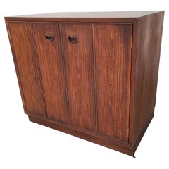 Edward Wormley for Dunbar Bi-fold Cabinet #815 en noyer