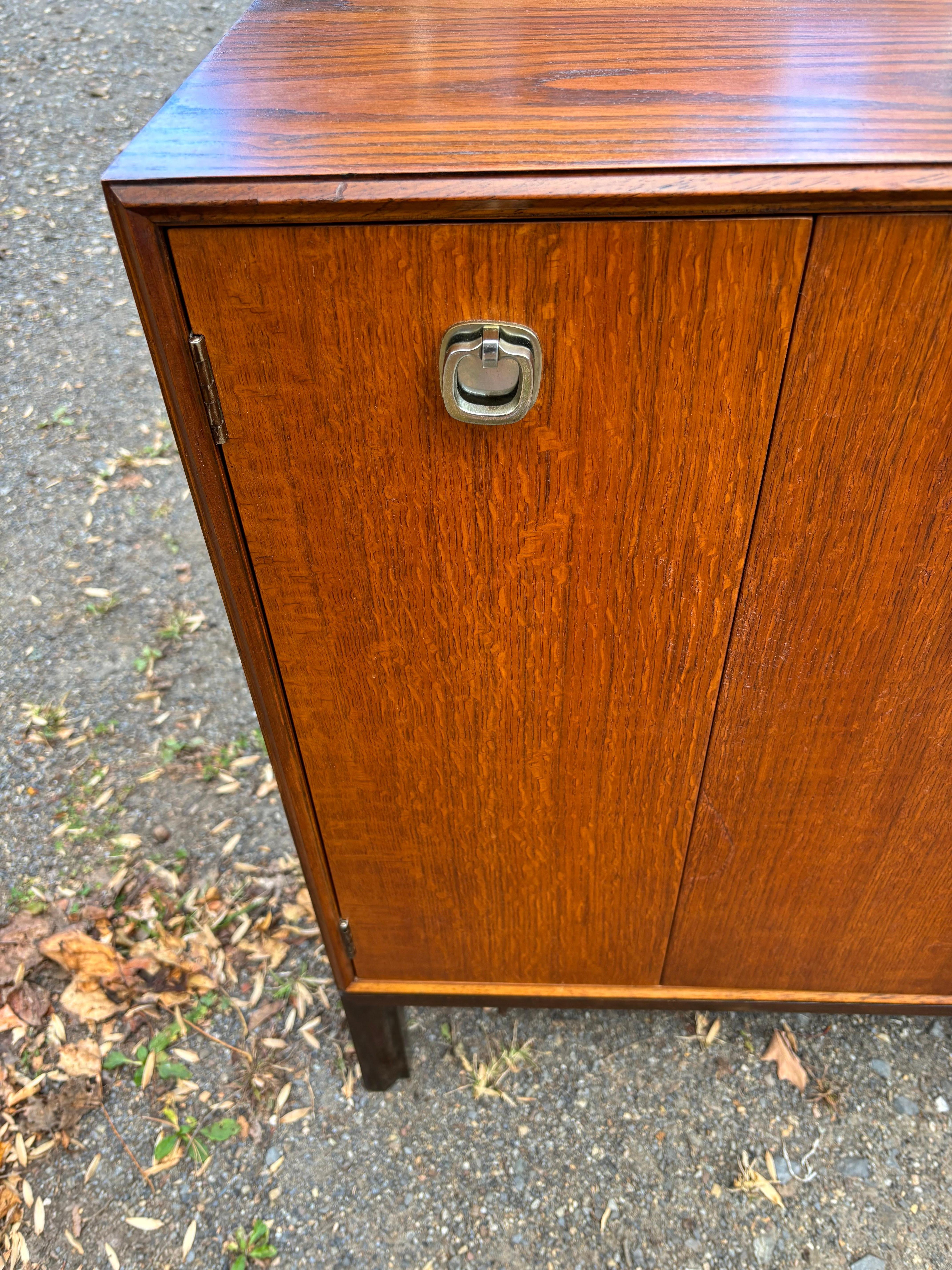 Edward Wormley for Dunbar Bi-Fold Cabinet In Good Condition For Sale In Philadelphia, PA