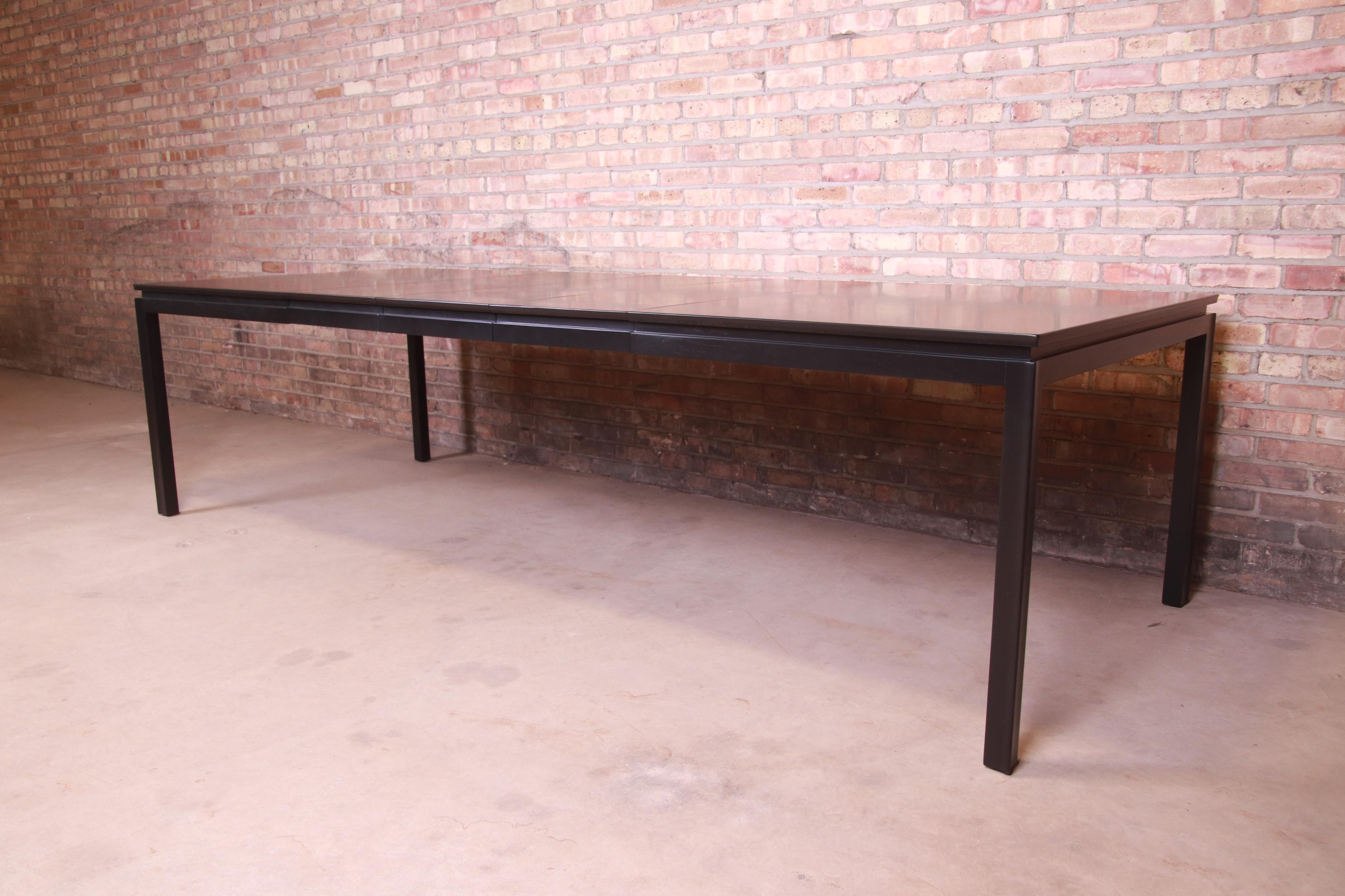An exceptional mid-century modern black lacquered walnut extension dining table

By Edward Wormley for Dunbar

USA, 1950s

Measures: 66.25