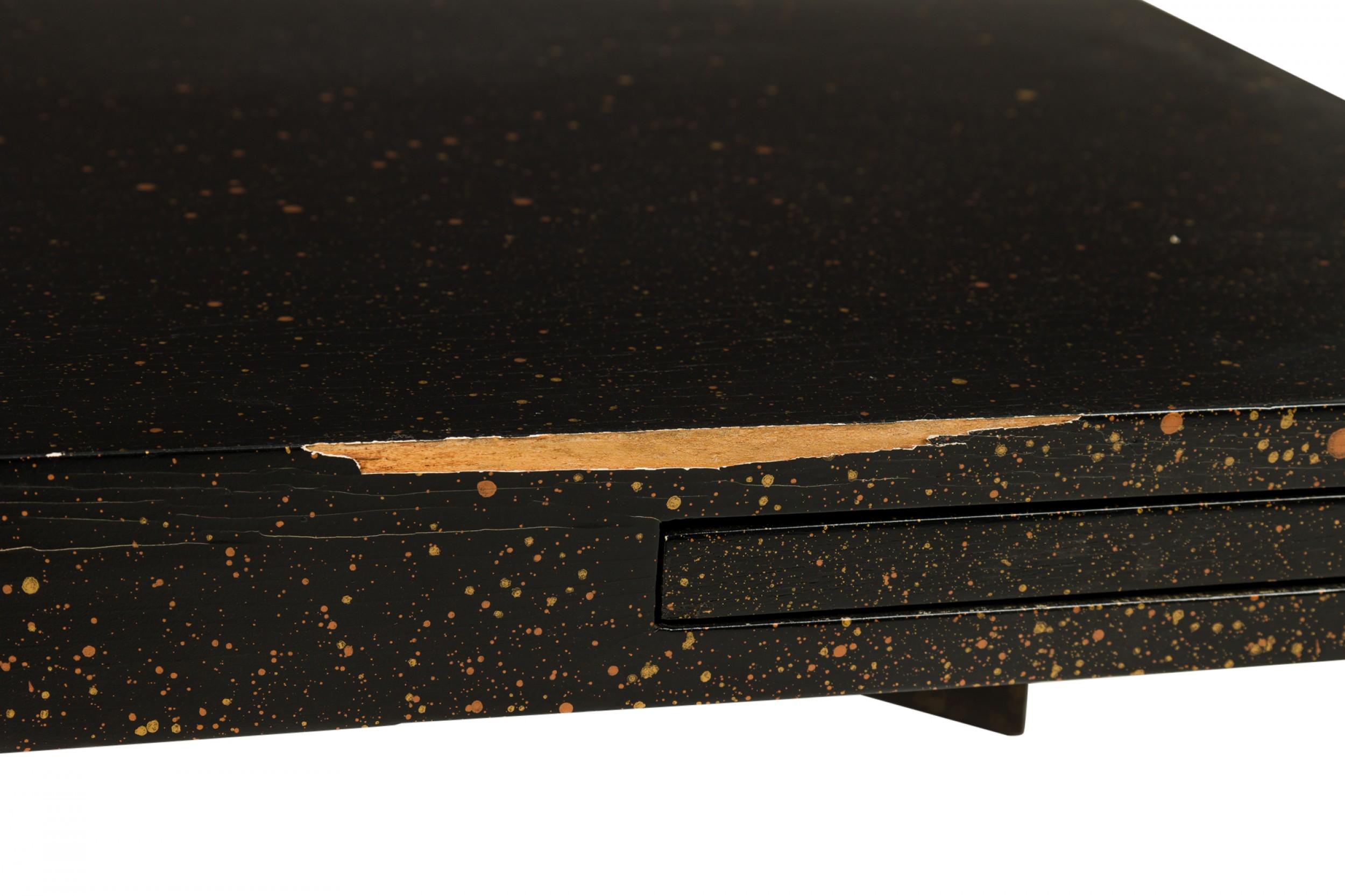 Table à café / cocktail de réfectoire en bois moucheté noir peint blanc du milieu du siècle dernier avec un plateau rectangulaire et deux feuilles escamotables dissimulées de part et d'autre. (EDWARD WORMLEY POUR DUNBAR FURNITURE COMPANY)(Pièces