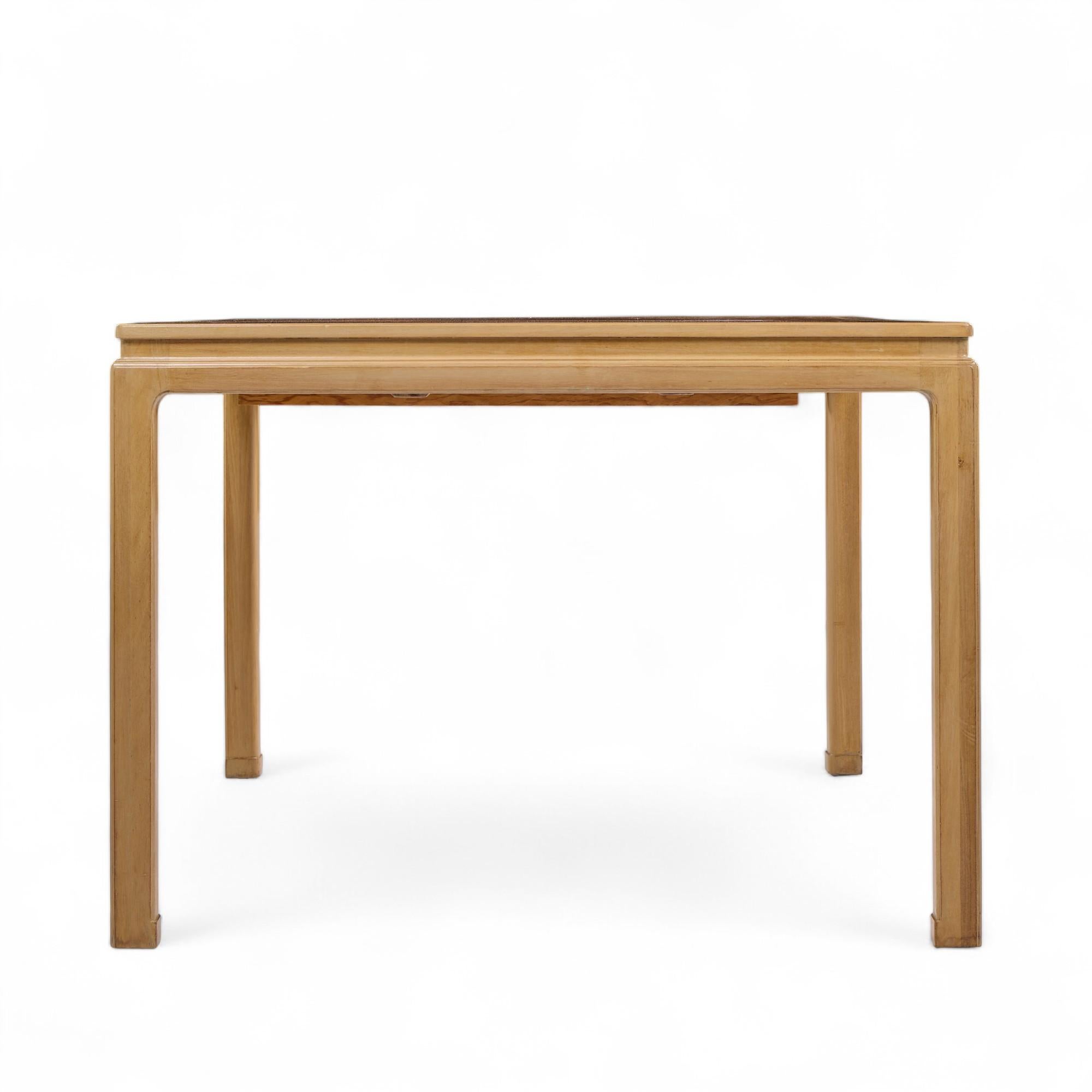 Blanchi Edward Wormley pour Dunbar Table de salle à manger en acajou blanchi et noyer avec 1 abattant en vente