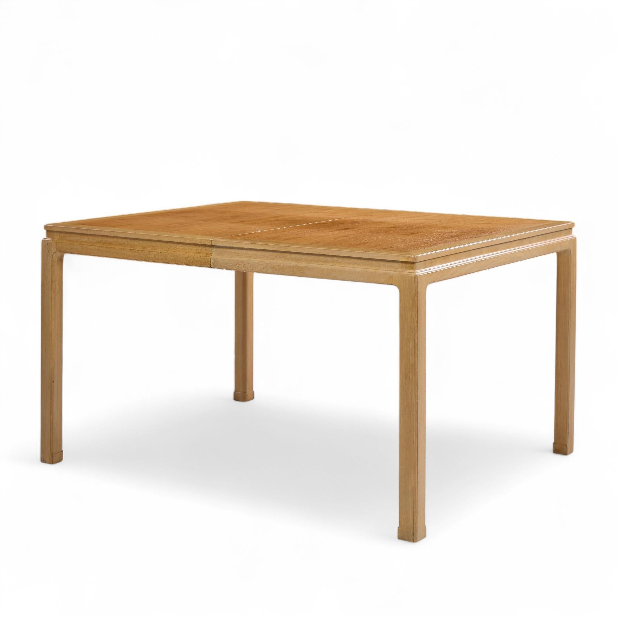 20ième siècle Edward Wormley pour Dunbar Table de salle à manger en acajou blanchi et noyer avec 1 abattant en vente