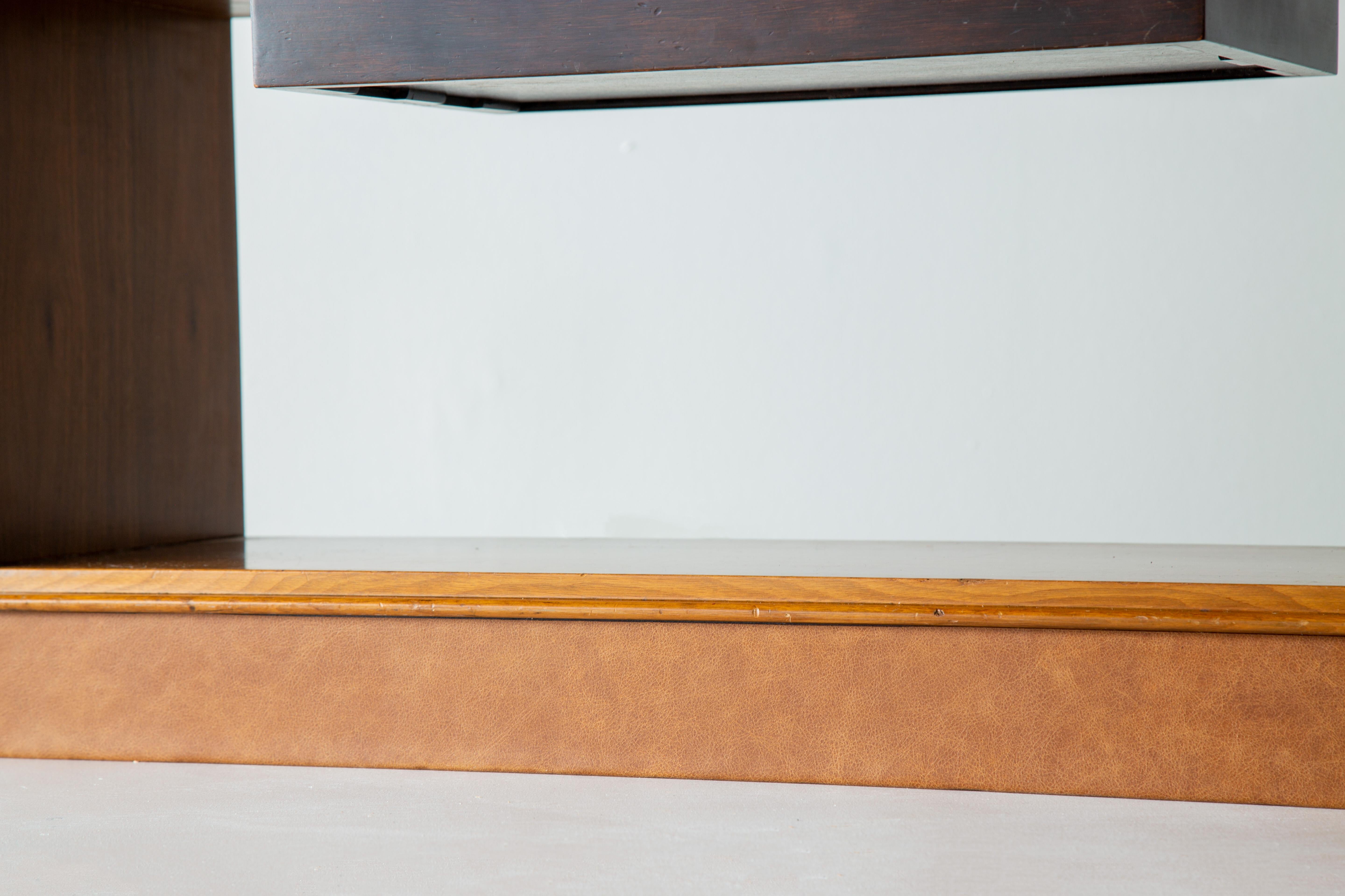 Mid-20th Century Edward Wormley for Dunbar Bookcase model 686 in mahogany and leather