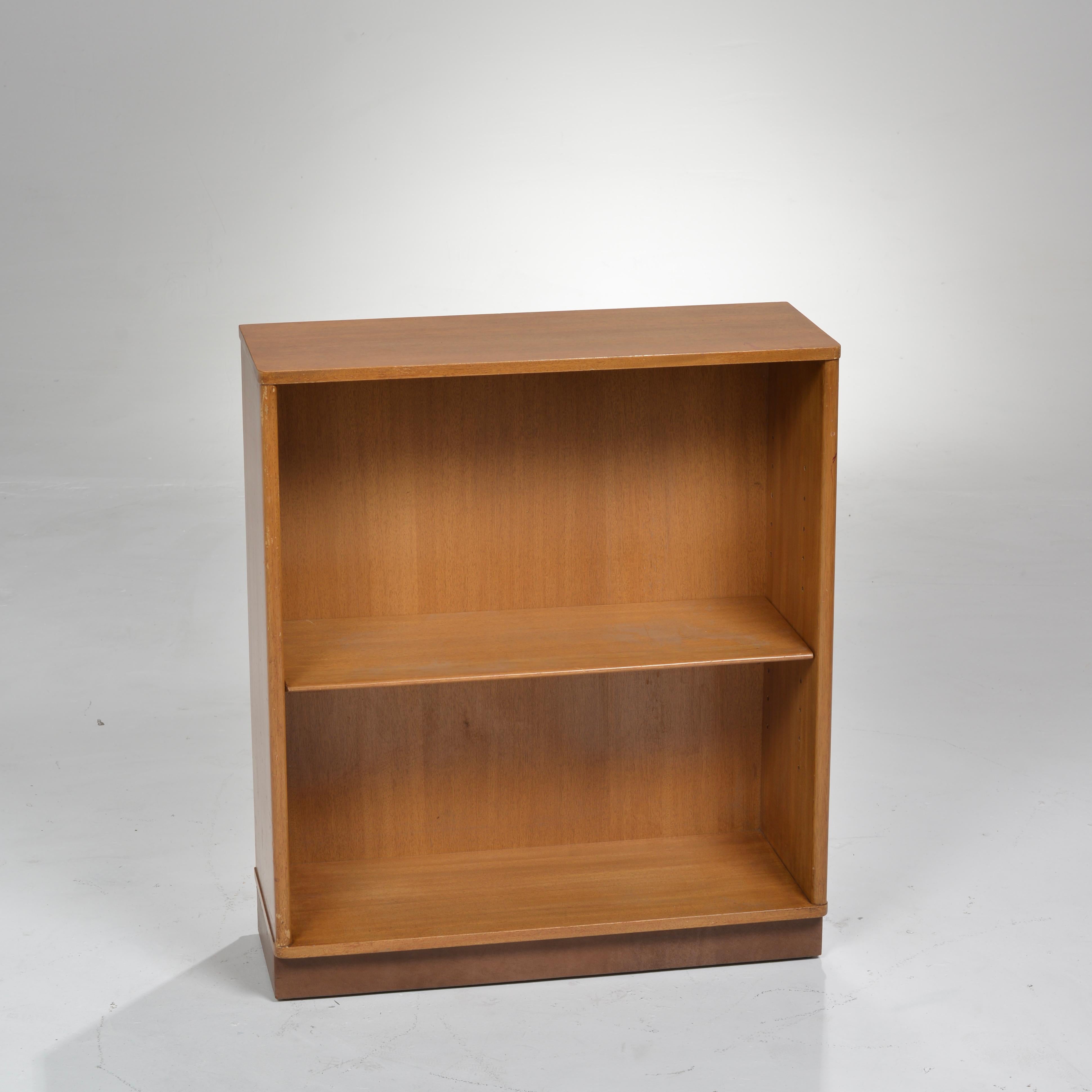 This is a great little bookshelf by Edward Wormley for Dunbar, c1960.