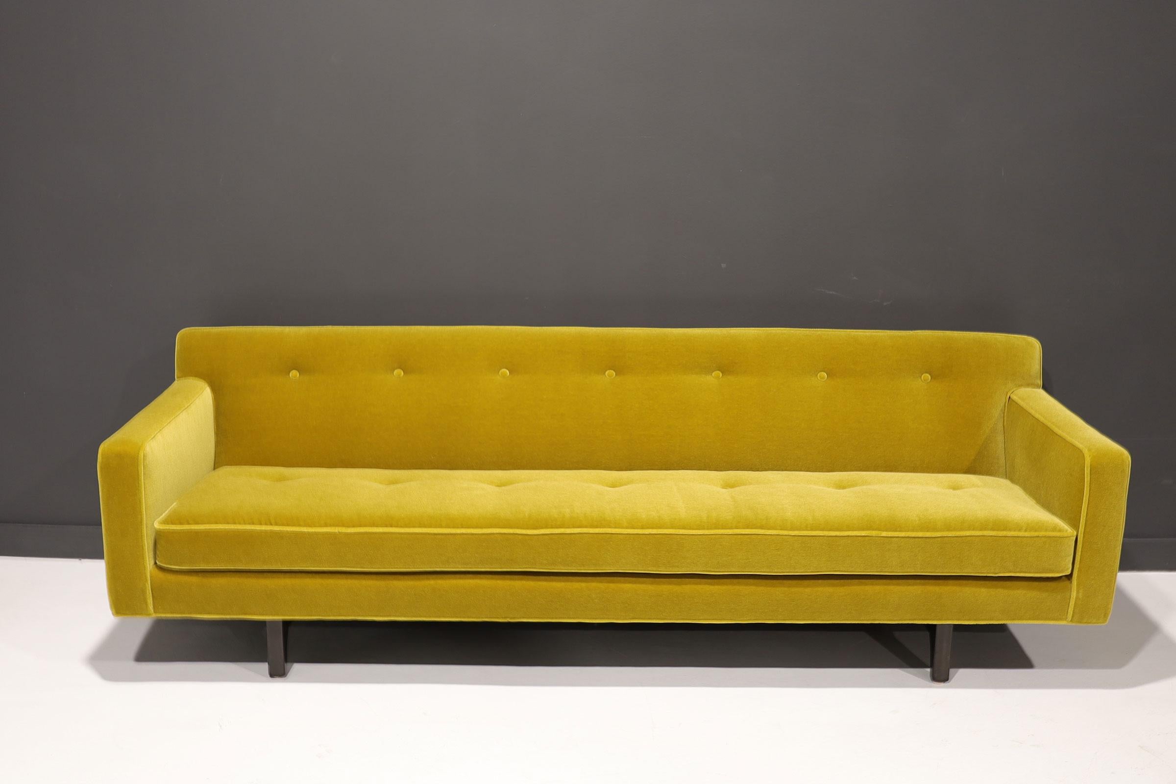 Wunderschön aktualisiert und restauriert. Das ikonische Sofa mit Bügelrücken von Edward Wormley für Dunbar. Es wurde mit einem wunderschönen, hochwertigen Mohair von 