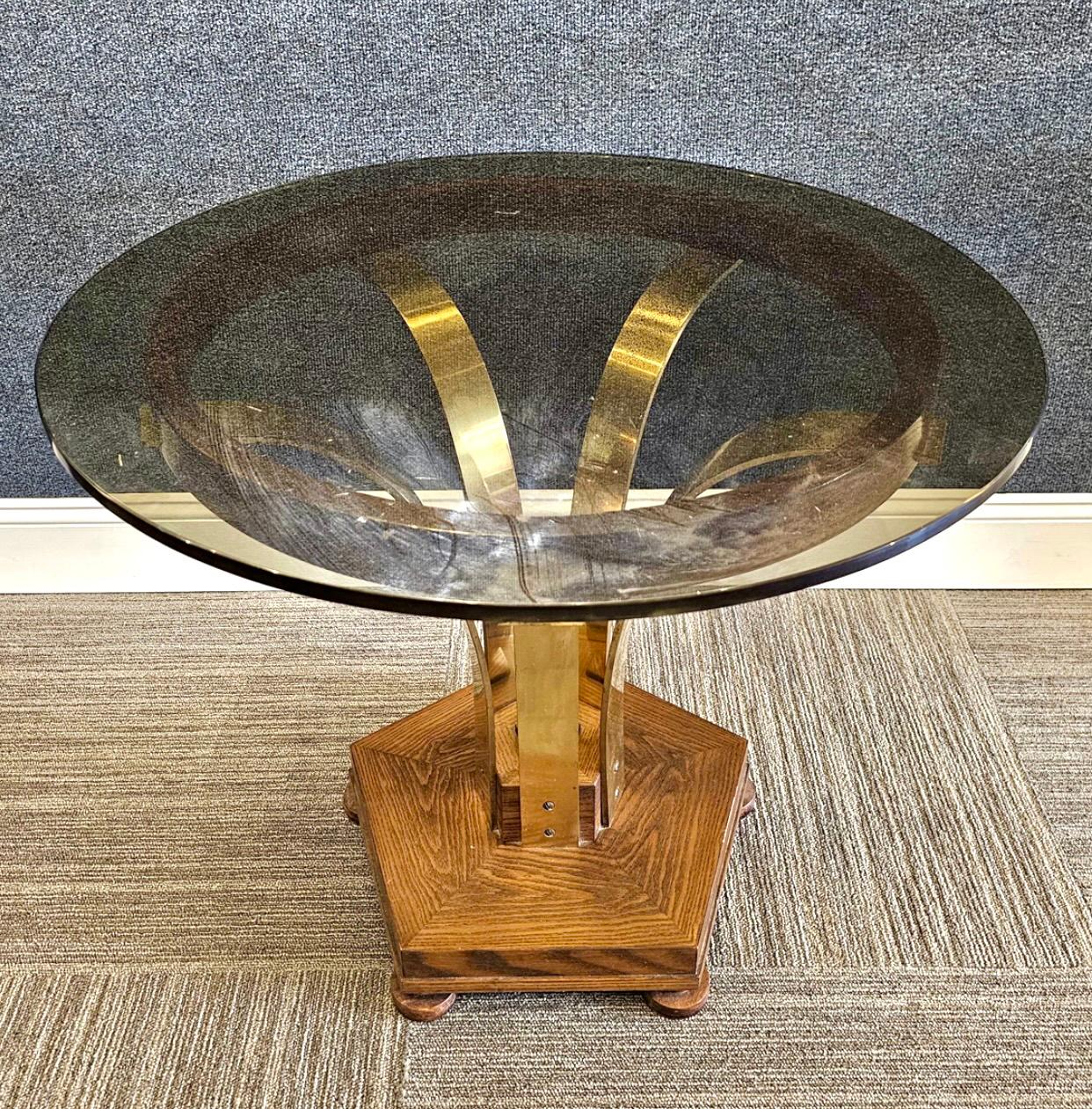 Rare variation de la table d'appoint tulipe d'Edward Wormley pour Dunbar. Alors que l'itération originale de cette table utilise des contremarches en bois, cette version utilise du laiton. Une belle table d'appoint qui peut s'intégrer dans n'importe