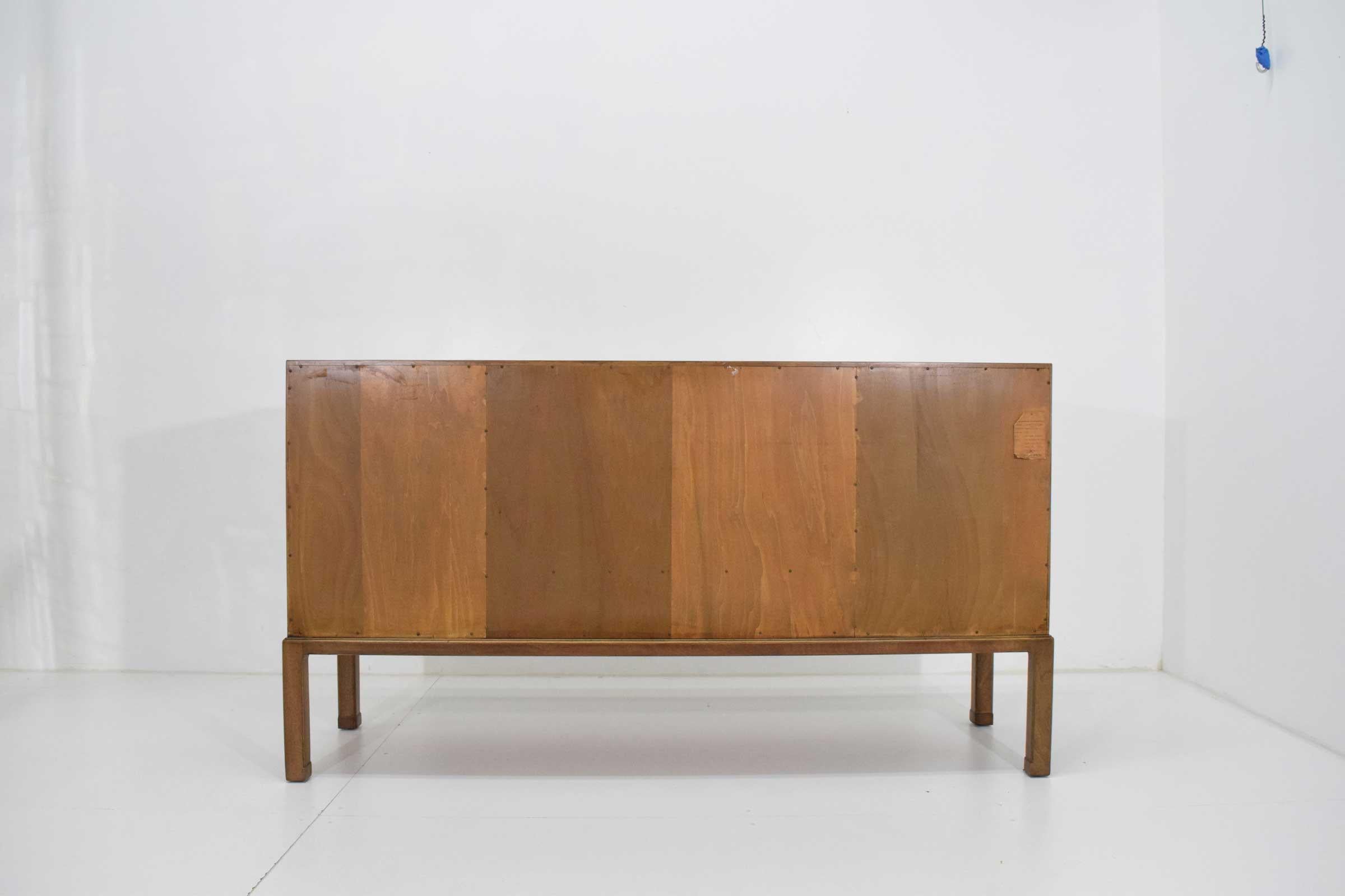Nordamericano Edward Wormley per Dunbar Cabinet con ferramenta in ottone, anni '50 in vendita