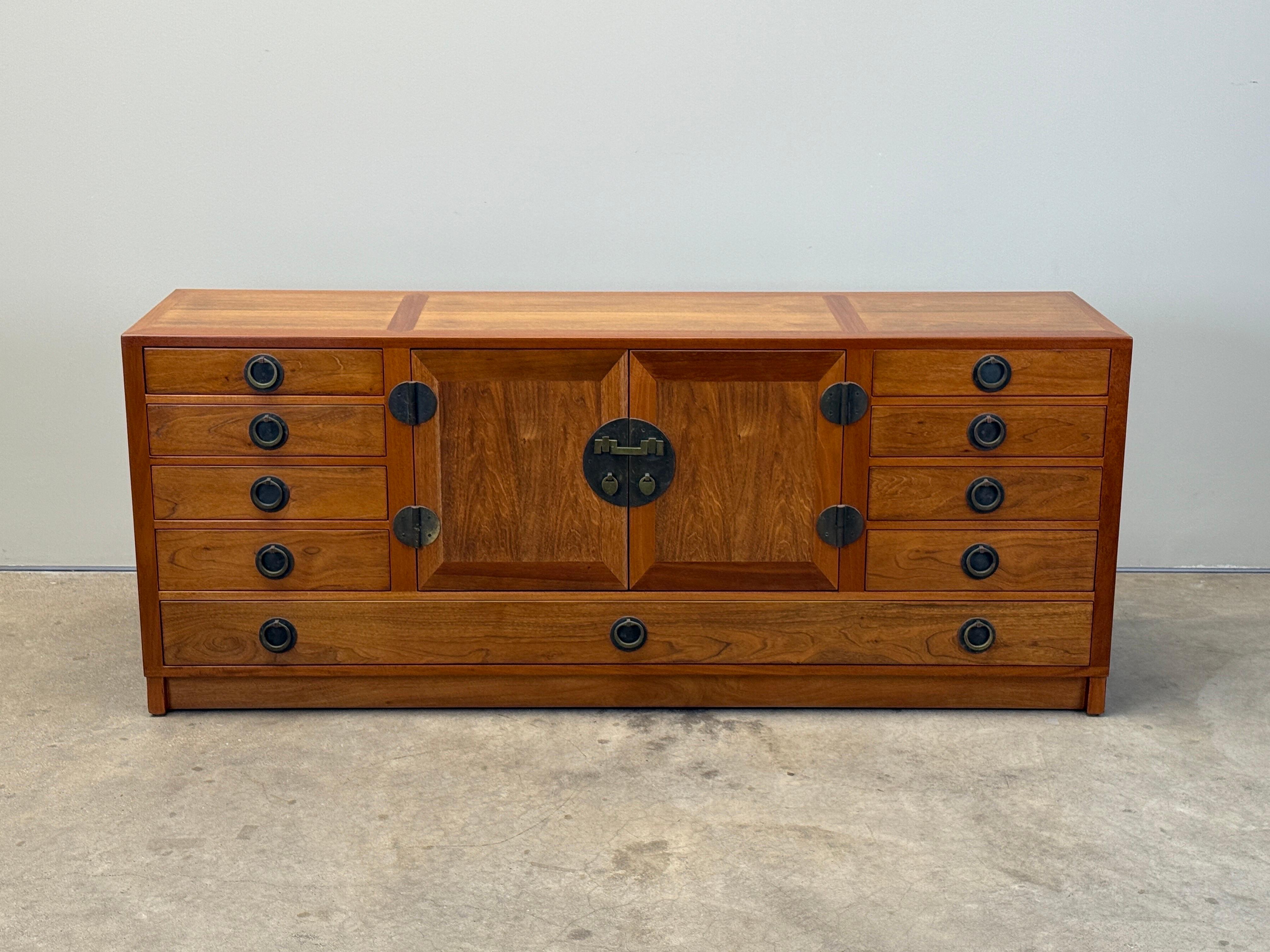 Edward Wormley for Dunbar Cabinet with Brass Hardware in vendita 5