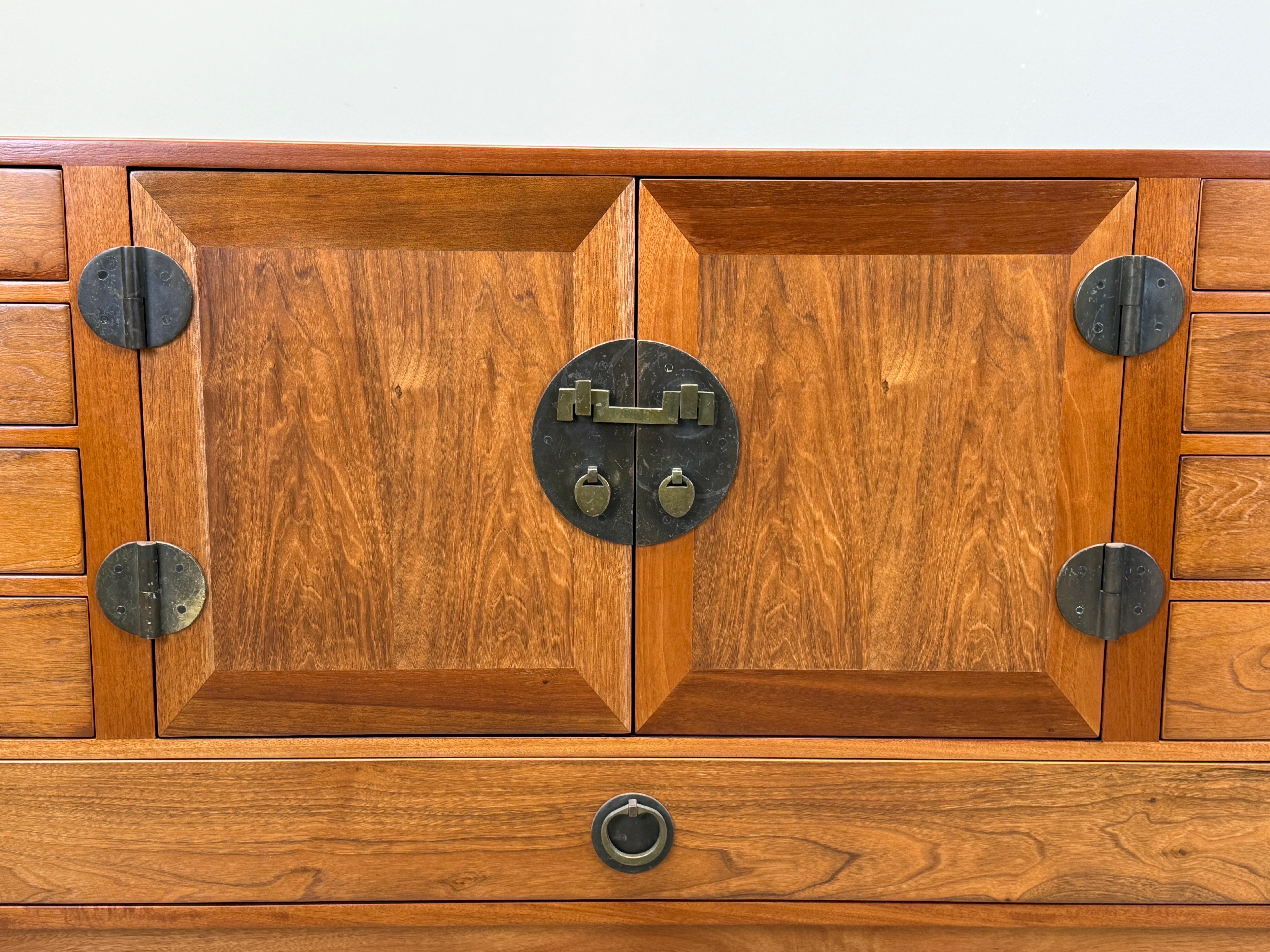 Edward Wormley for Dunbar Cabinet with Brass Hardware in vendita 6