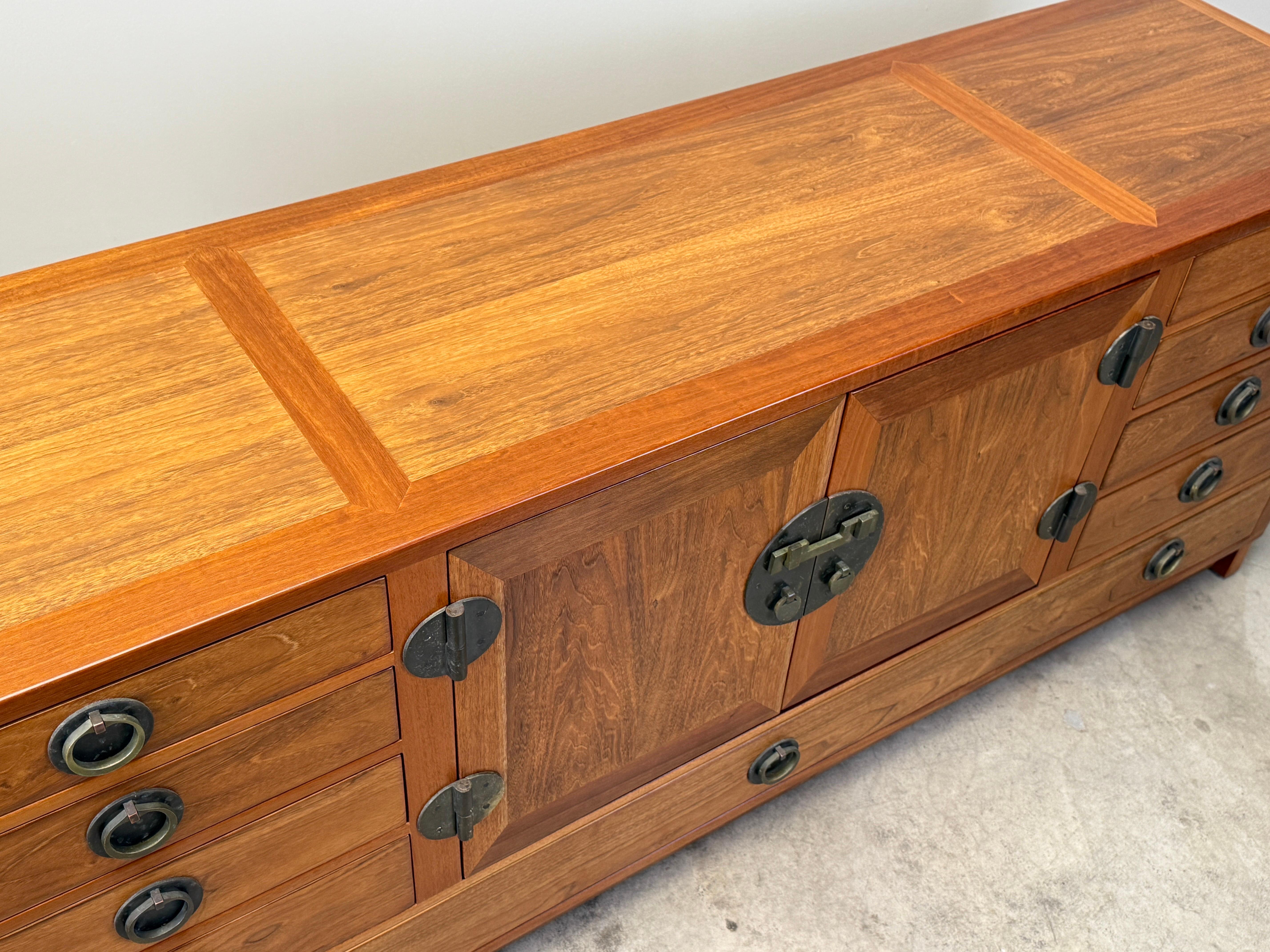 Edward Wormley for Dunbar Cabinet with Brass Hardware in vendita 7