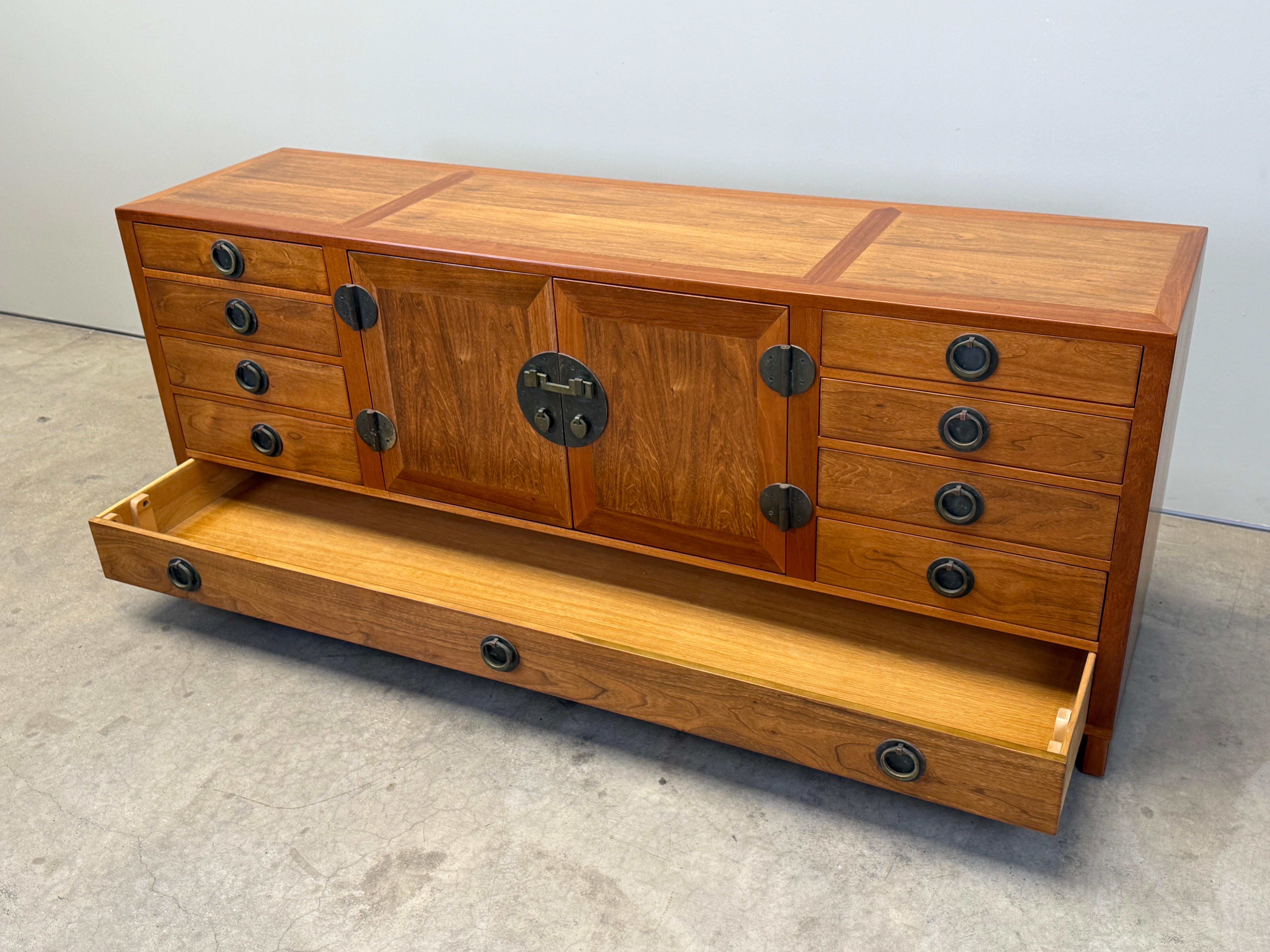 Edward Wormley for Dunbar Cabinet with Brass Hardware in vendita 8