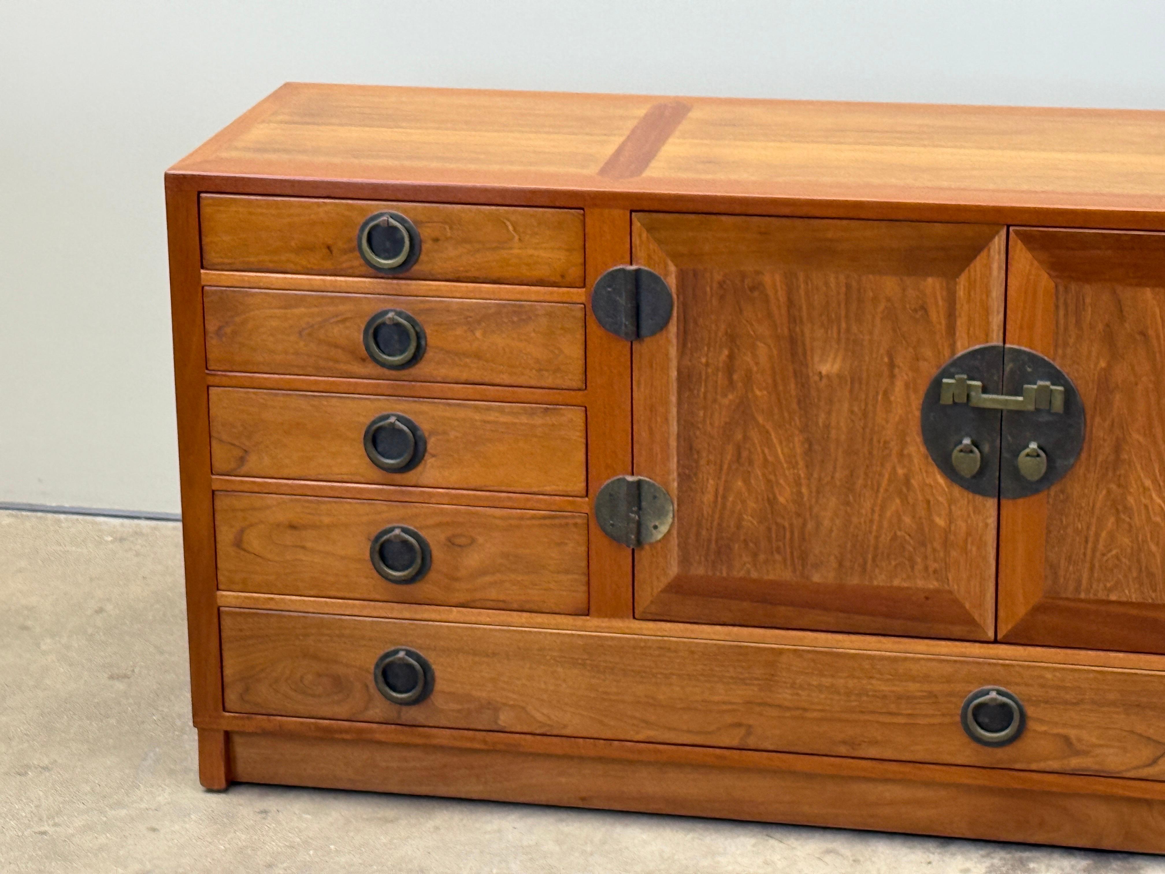 Edward Wormley for Dunbar Cabinet with Brass Hardware in vendita 11