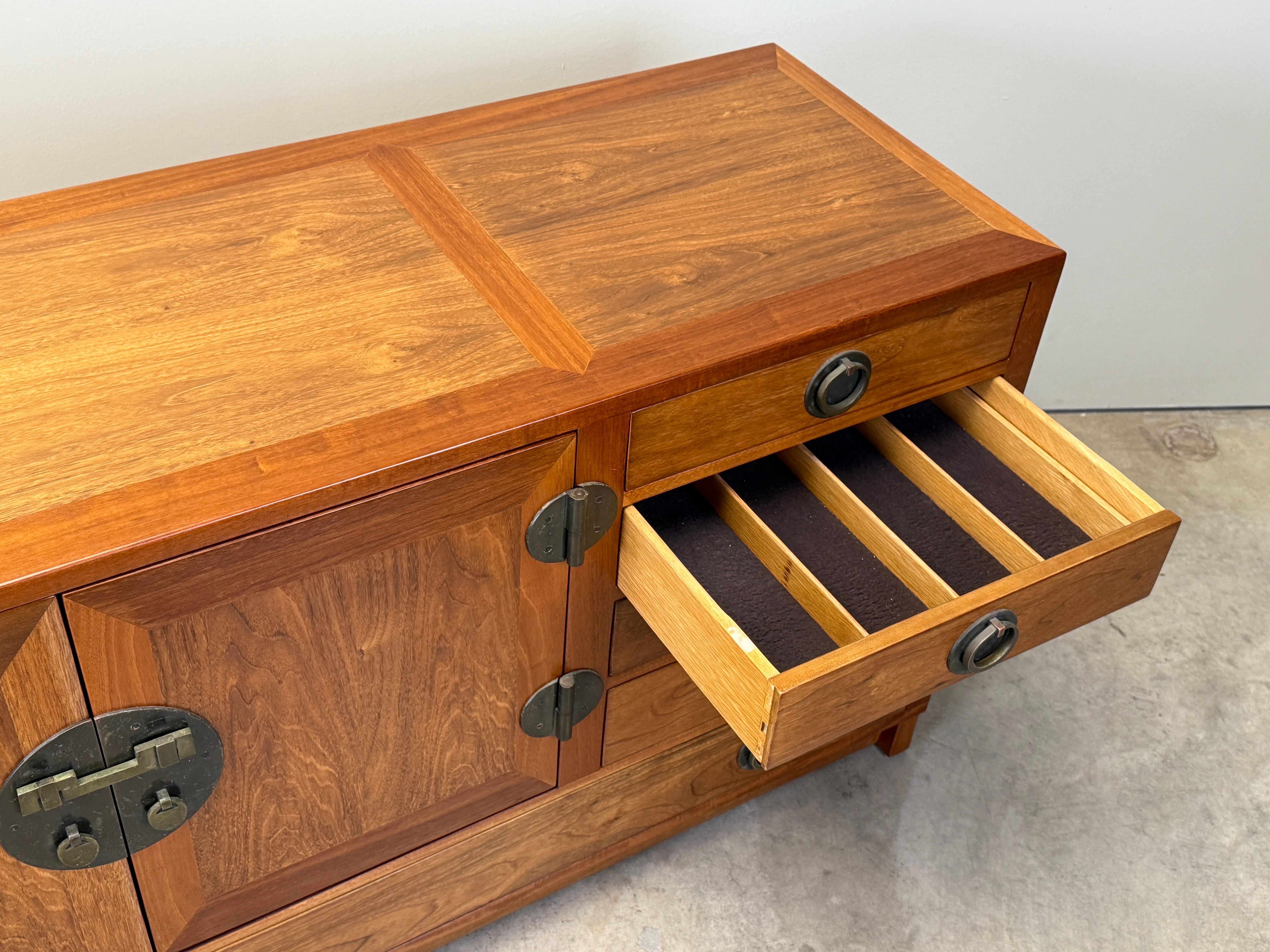 Edward Wormley for Dunbar Cabinet with Brass Hardware in vendita 12