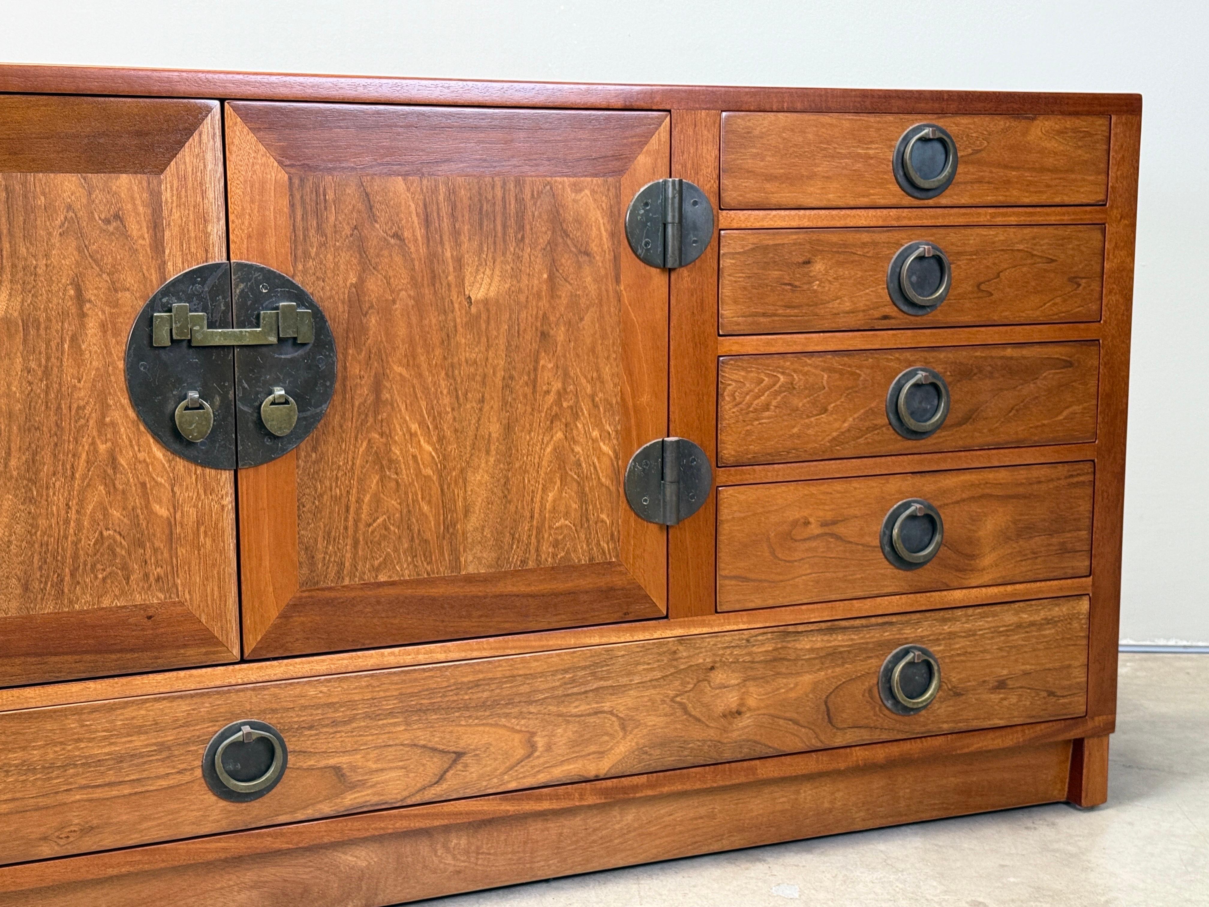 Edward Wormley for Dunbar Cabinet with Brass Hardware in vendita 14