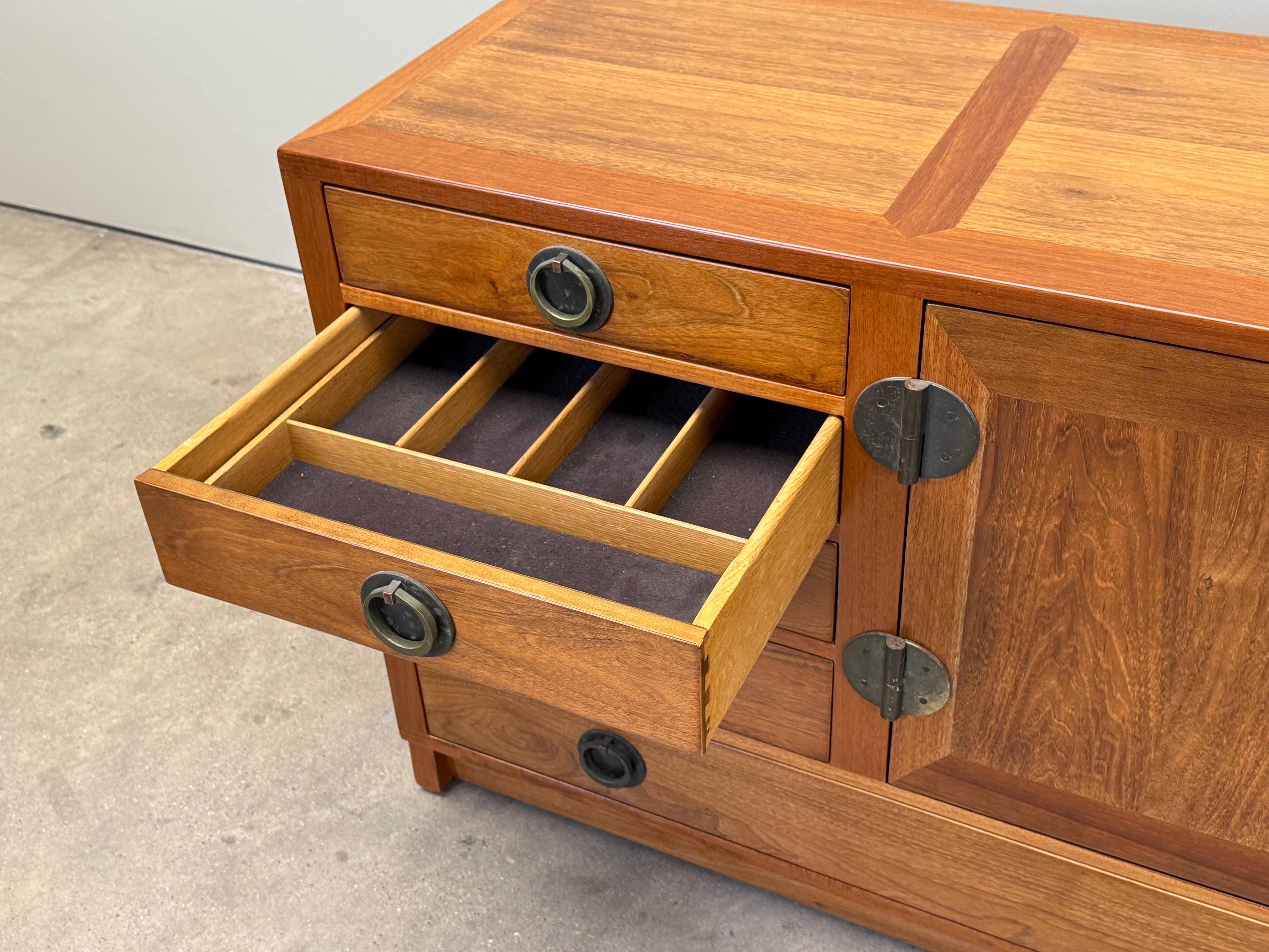 Edward Wormley for Dunbar Cabinet with Brass Hardware In condizioni buone in vendita a Dallas, TX