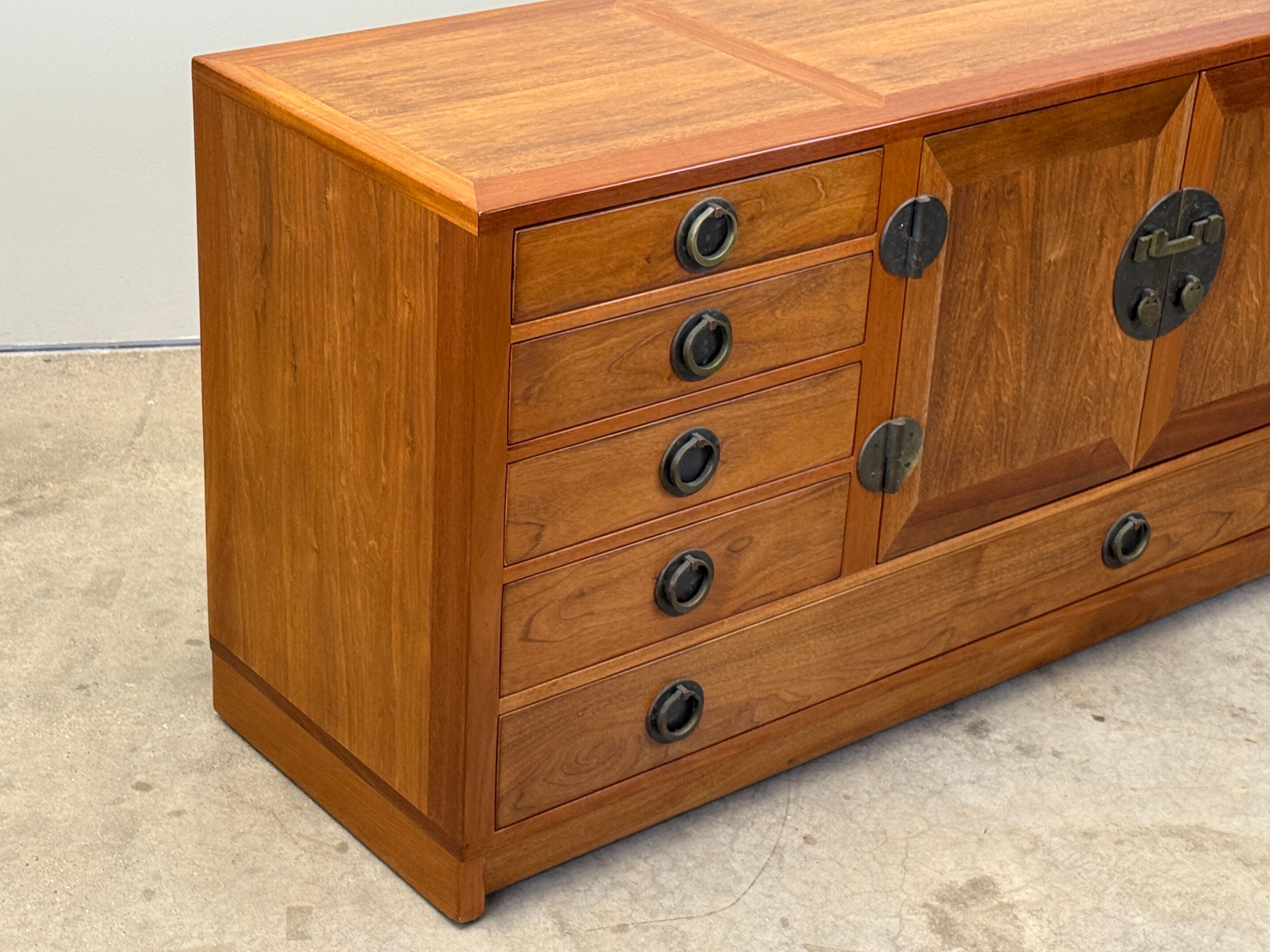 Metà XX secolo Edward Wormley for Dunbar Cabinet with Brass Hardware in vendita