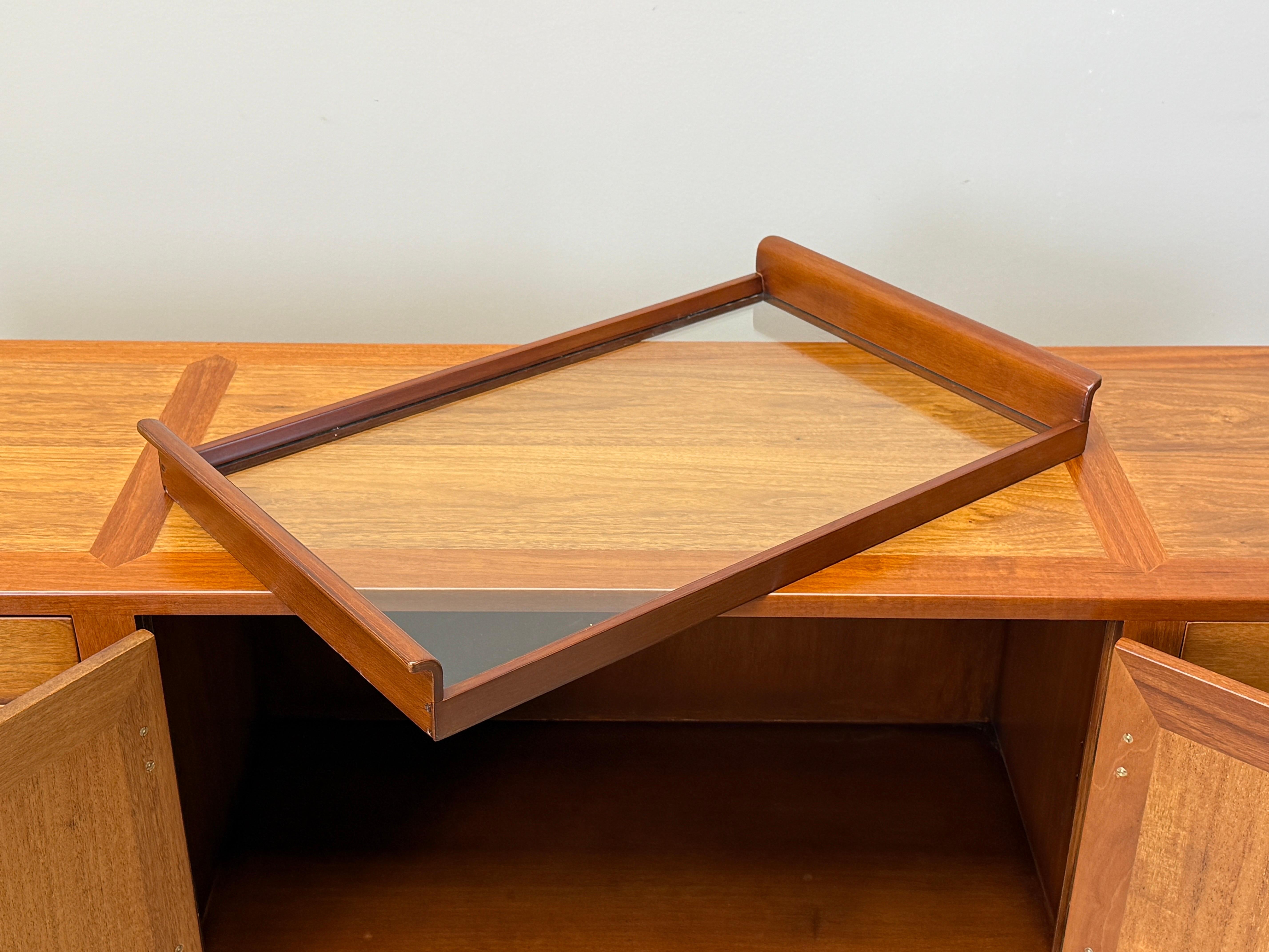 Mogano Edward Wormley for Dunbar Cabinet with Brass Hardware in vendita