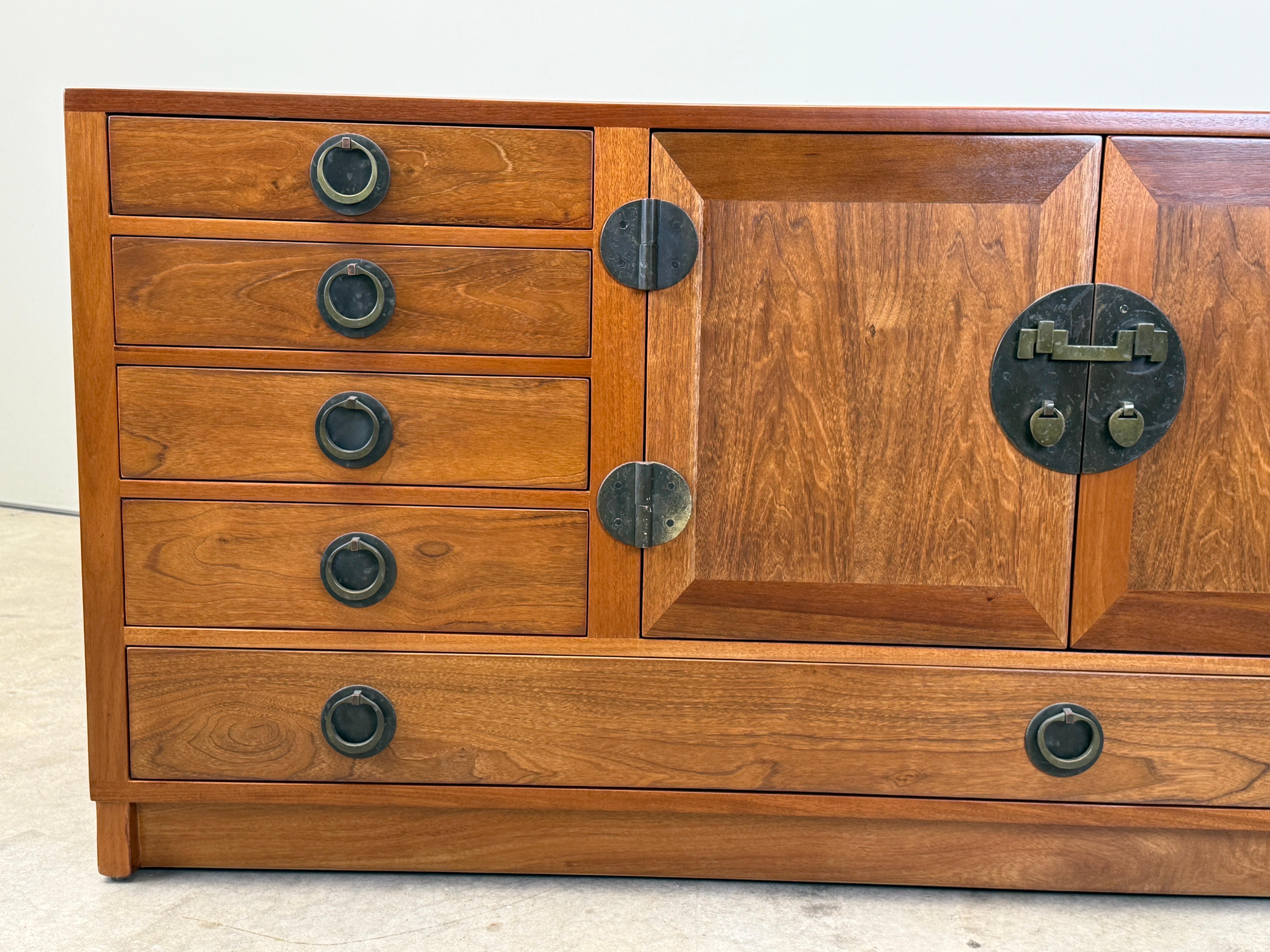Edward Wormley for Dunbar Cabinet with Brass Hardware in vendita 1