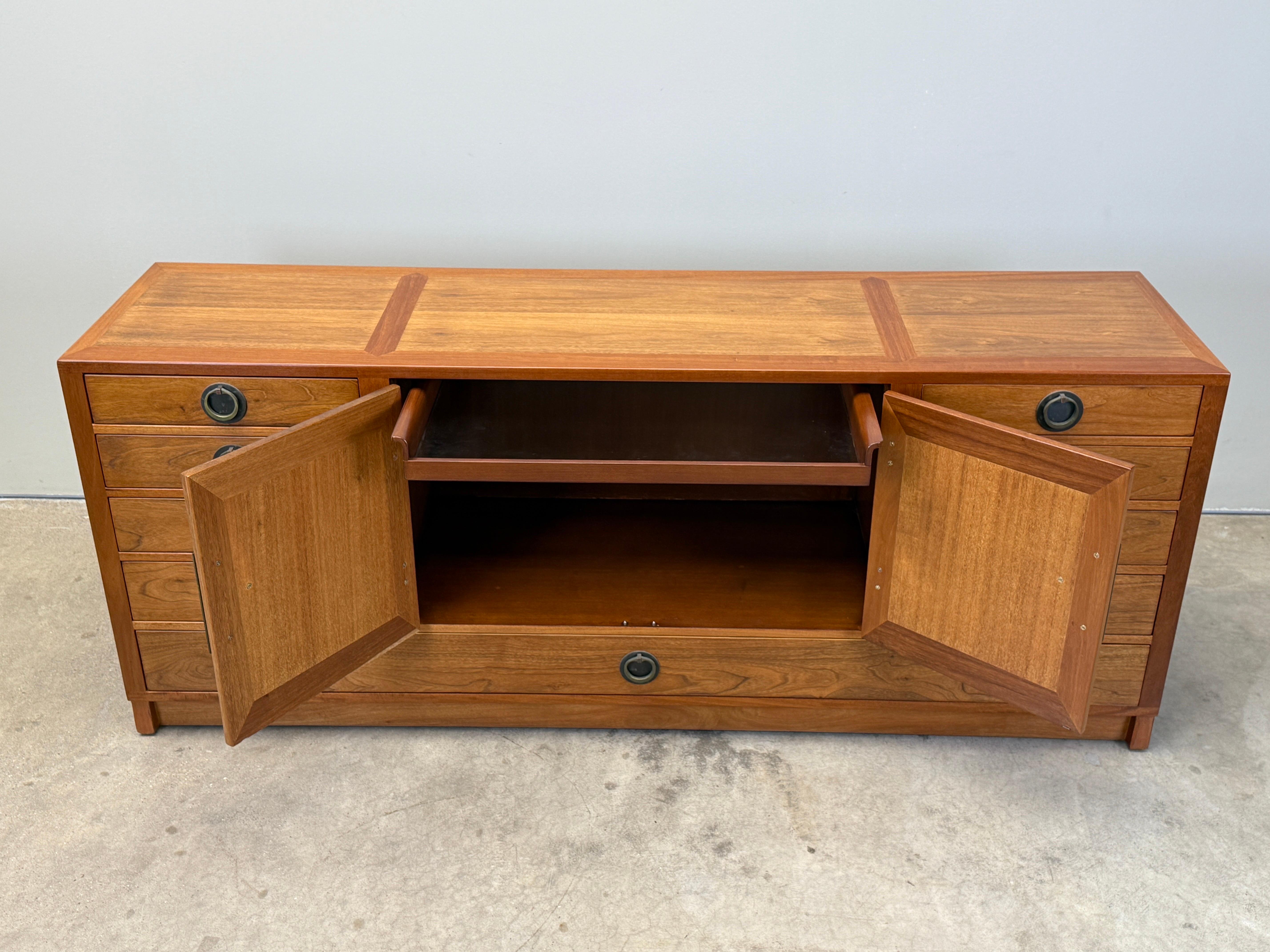 Edward Wormley for Dunbar Cabinet with Brass Hardware in vendita 2