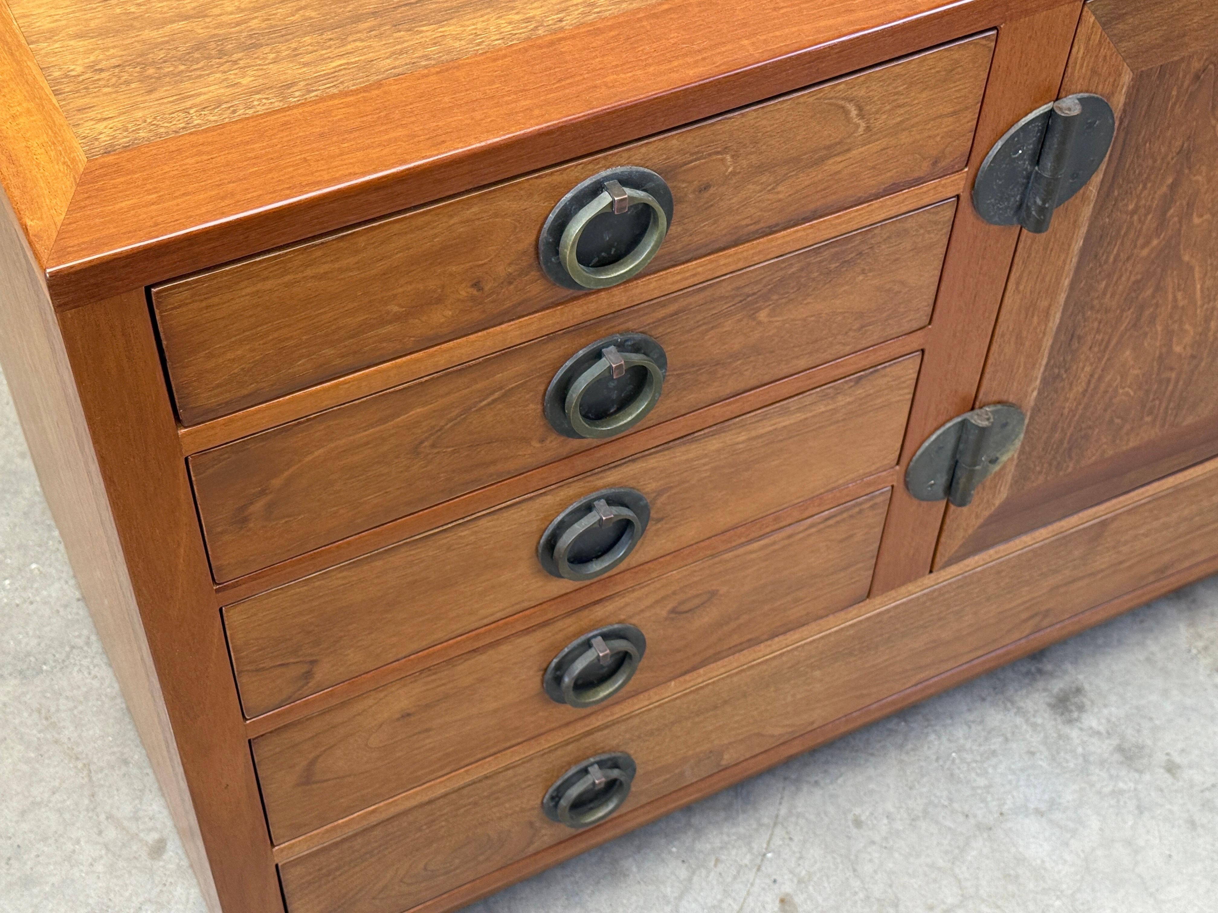 Edward Wormley for Dunbar Cabinet with Brass Hardware in vendita 3