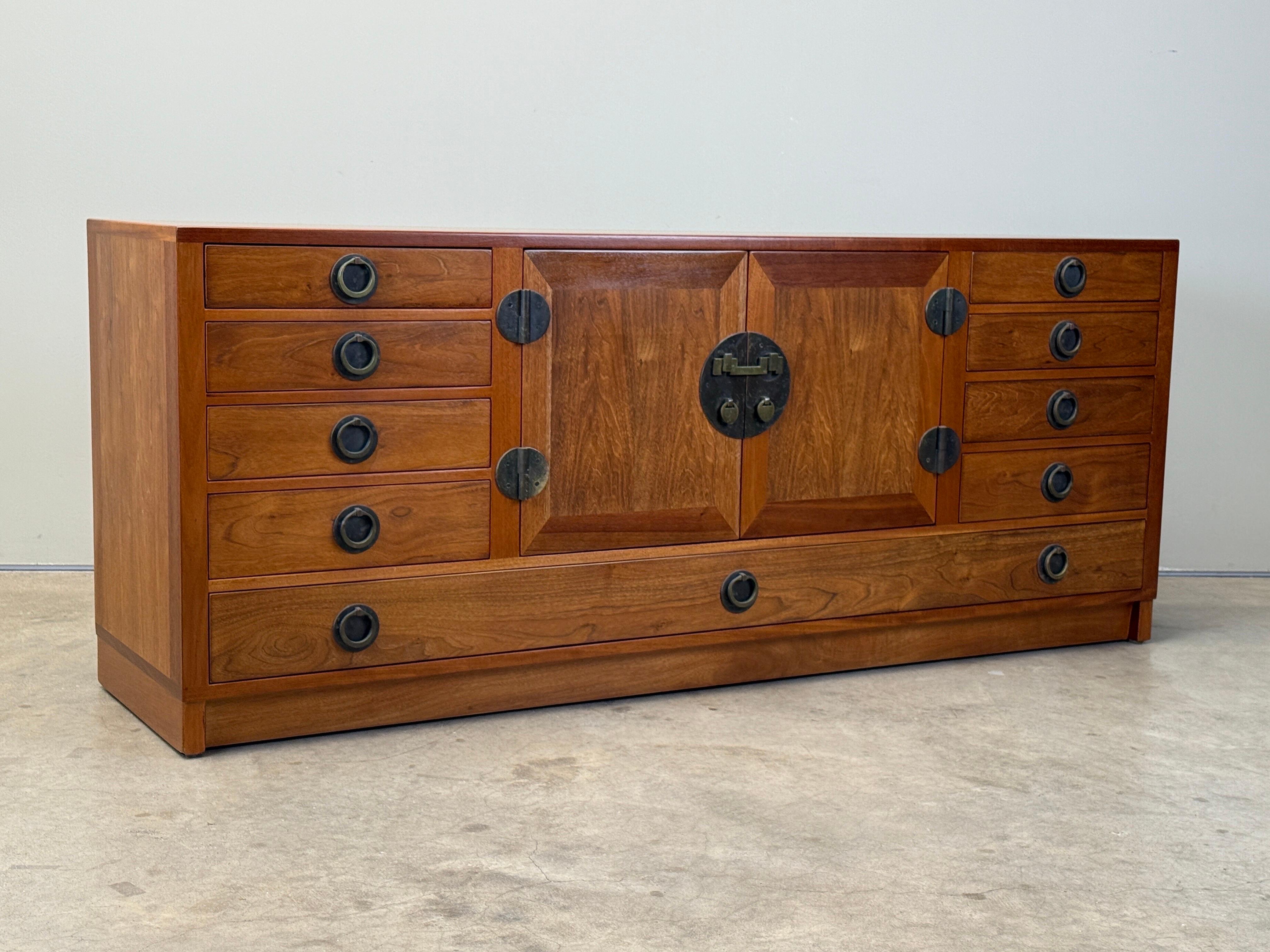 Edward Wormley for Dunbar Cabinet with Brass Hardware in vendita 4