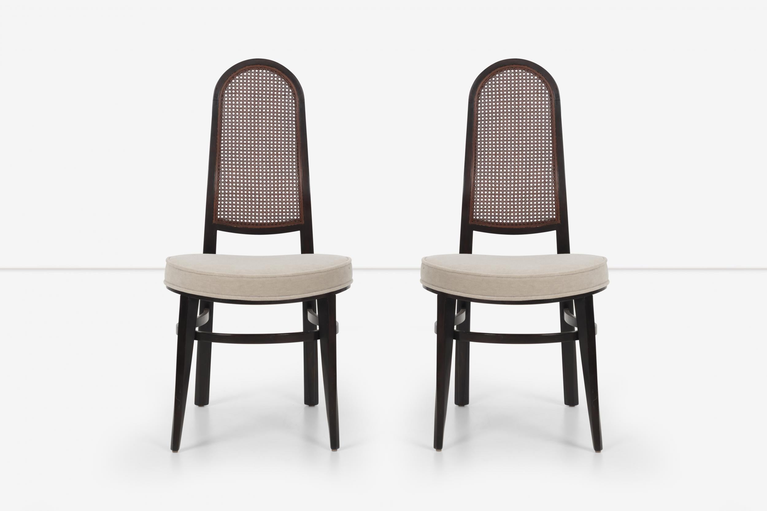 Edward Wormley für Dunbar Esszimmerstühle mit Rohrrücken, Modell 6328, mit neu gepolsterten Sitzen aus Baumwollsamt von Great Plains, Mahagoni-Rahmen mit gebogenen, mehrschichtigen Furnieren, Vorderbeine mit gedrehtem Design-Detail. Die