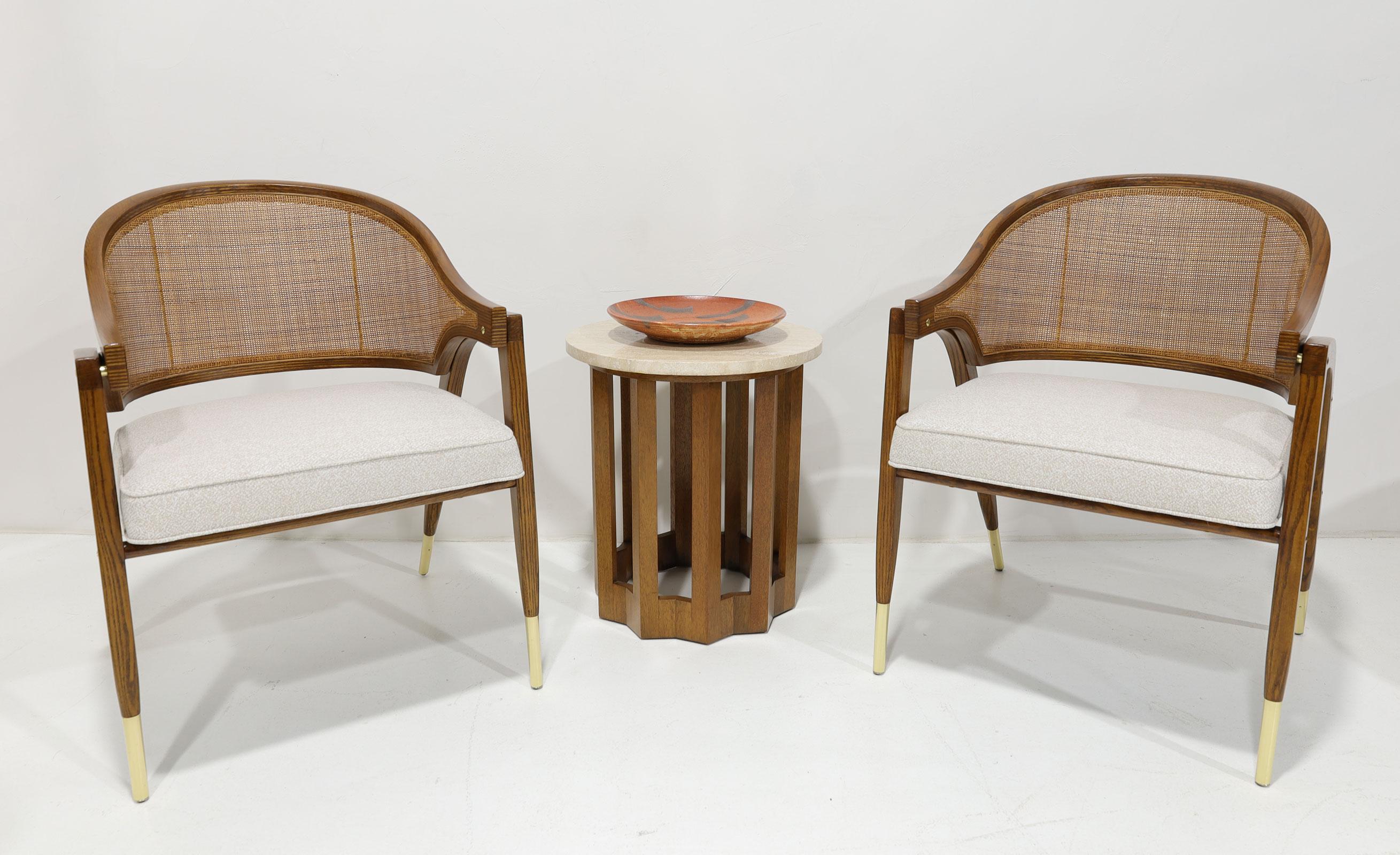 L'une des chaises les plus célèbres et les plus élégantes d'Eleg Wormley.  Un chef-d'œuvre intemporel. La chaise du capitaine. Nous avons entièrement restauré pour mettre en valeur le magnifique laiton poli, le dossier en rotin et le cadre en bois