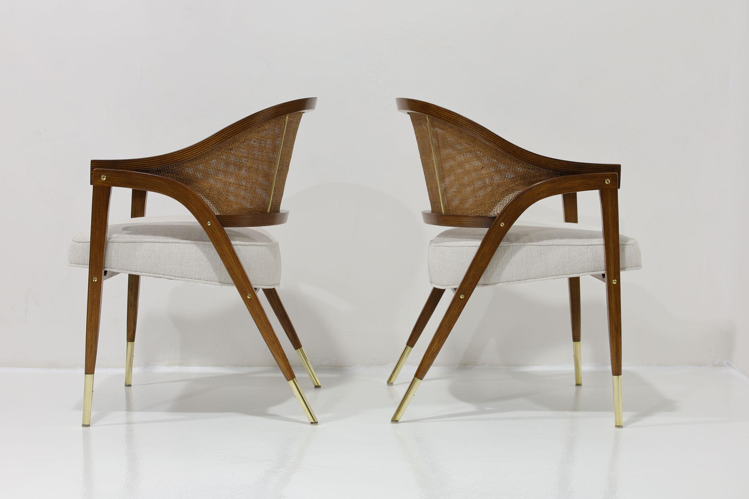 Einer der berühmtesten und elegantesten Stühle von Edward Wormley.  Ein zeitloses Meisterwerk. Der Kapitänsstuhl. Wir haben vollständig restauriert, um die schönen polierten Messing, Rohr zurück, geschwungenen Holzrahmen zu markieren. Sitz neu