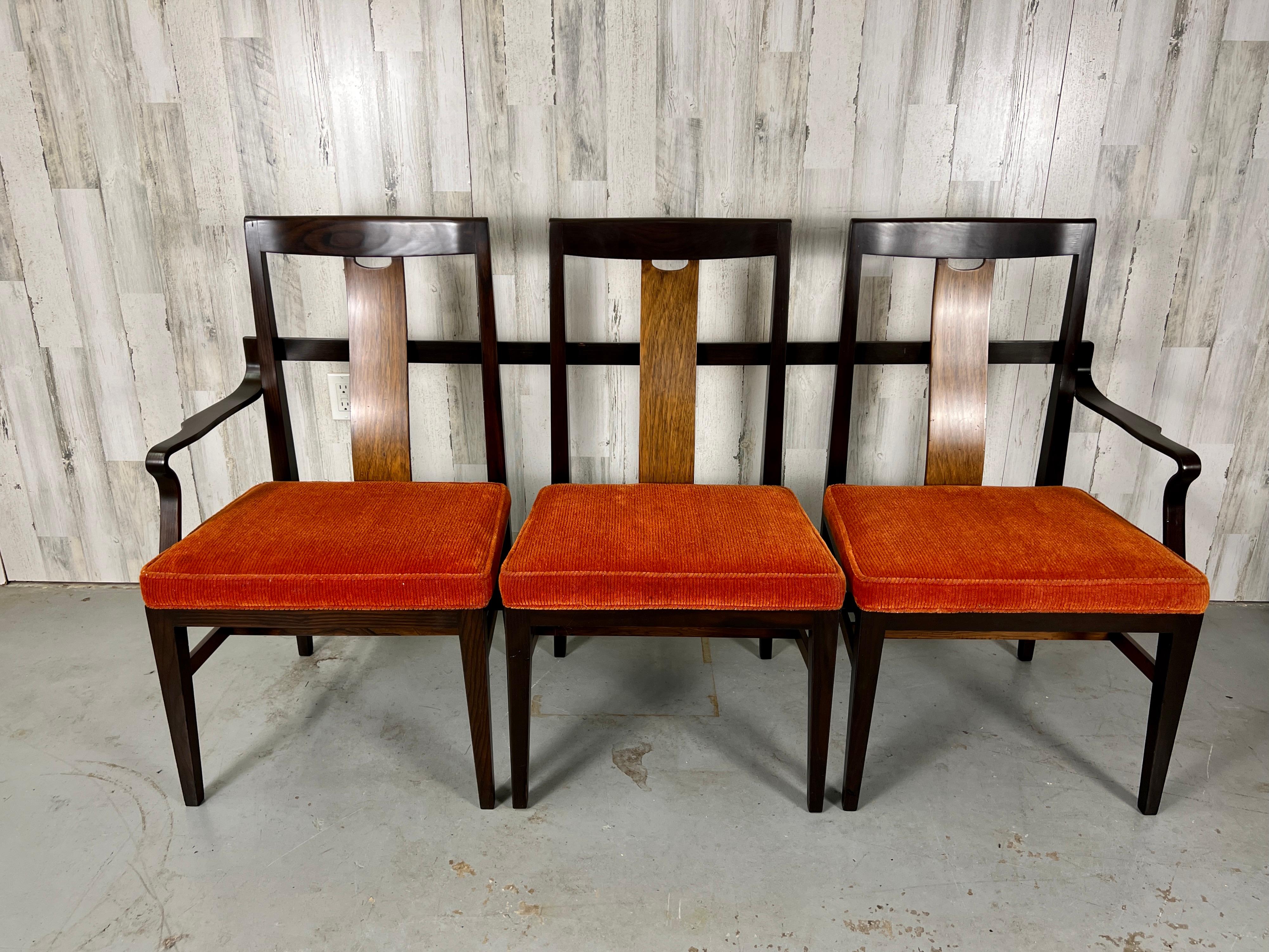 Cet assemblage de trois chaises en un canapé avec des accoudoirs en bois courbé a été commandé sur mesure par Stephens Financial pour ses bureaux dans le Michigan. Une nouvelle sellerie peut être souhaitée.