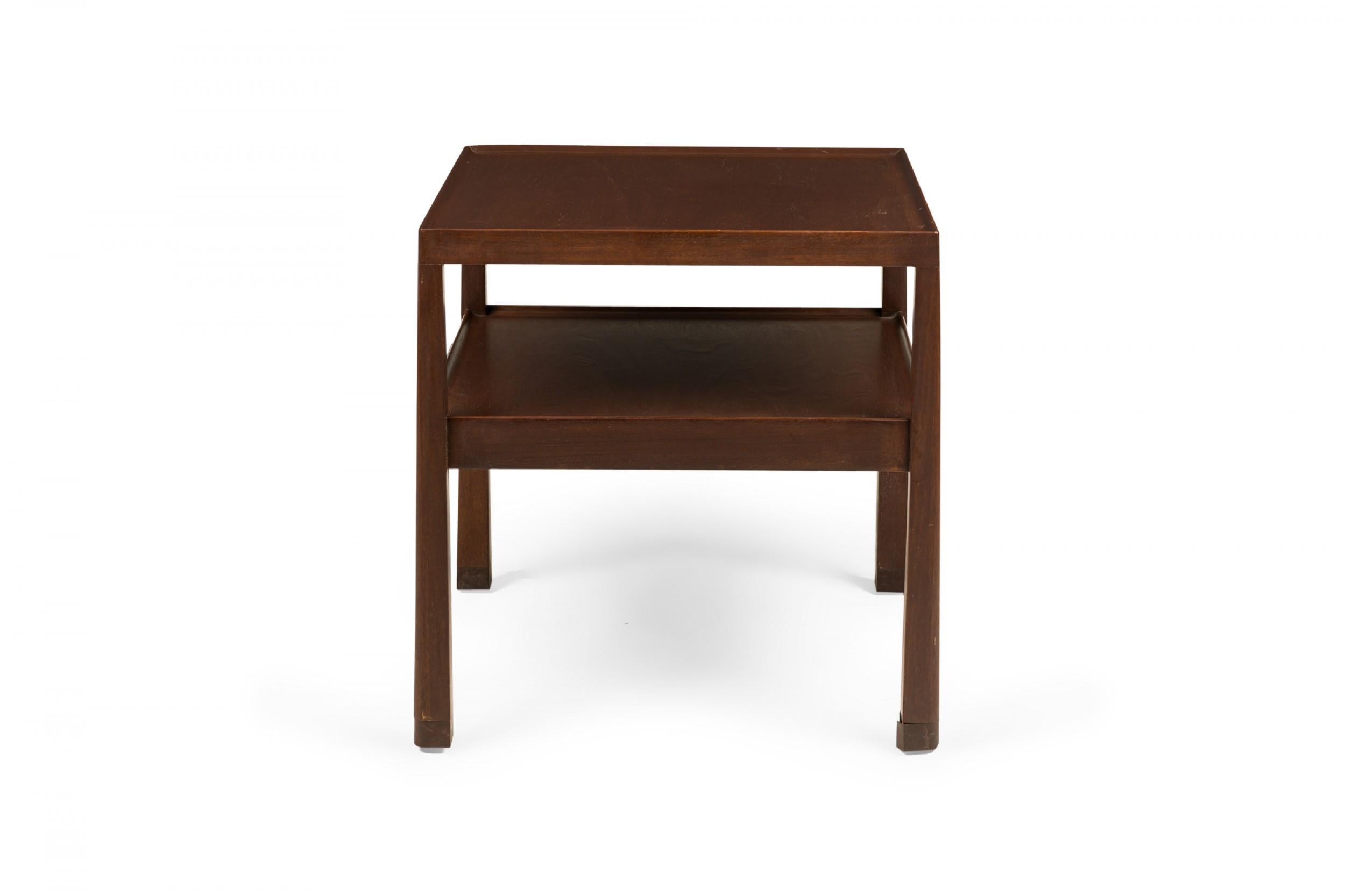 Américain Edward Wormley pour Dunbar table d'appoint à deux niveaux en bois de finition foncée en vente