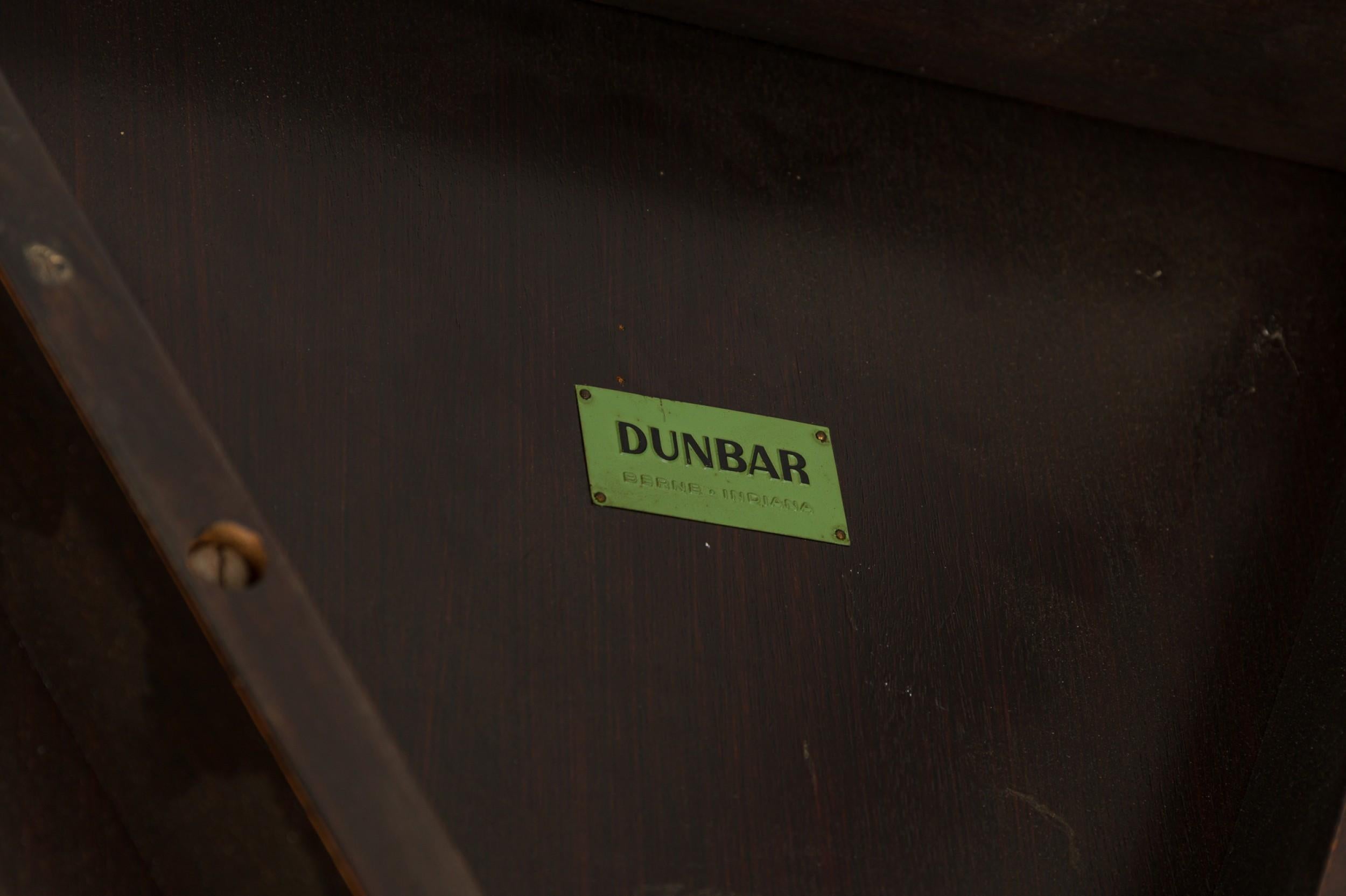 Edward Wormley pour Dunbar - Table d'appoint oblongue à gradins en bois foncé en vente 2