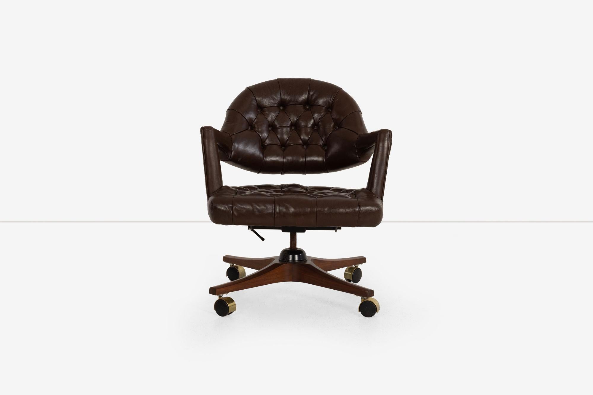 


Edward Wormley pour Dunbar, années 1960
Base : Noyer massif avec roulettes Shepard à deux roues
Caractéristiques : Mécanisme d'inclinaison, de pivotement et de verrouillage
Détails du design : Cuir boutonné, dos en porte-à-faux
Marquages :